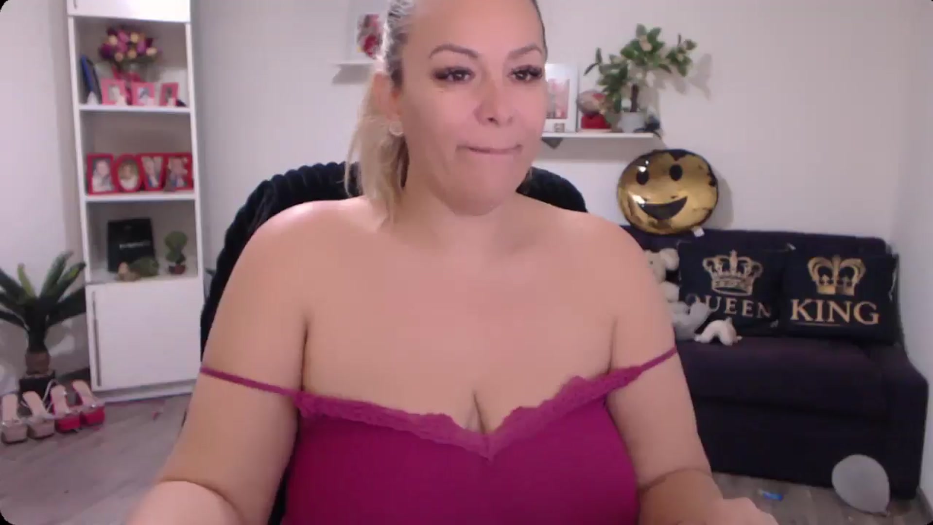 Gallery image thumbnail from A_baby_Boo's myfreecams stream on, 11/17/2024, 11:45 image 14 of 20