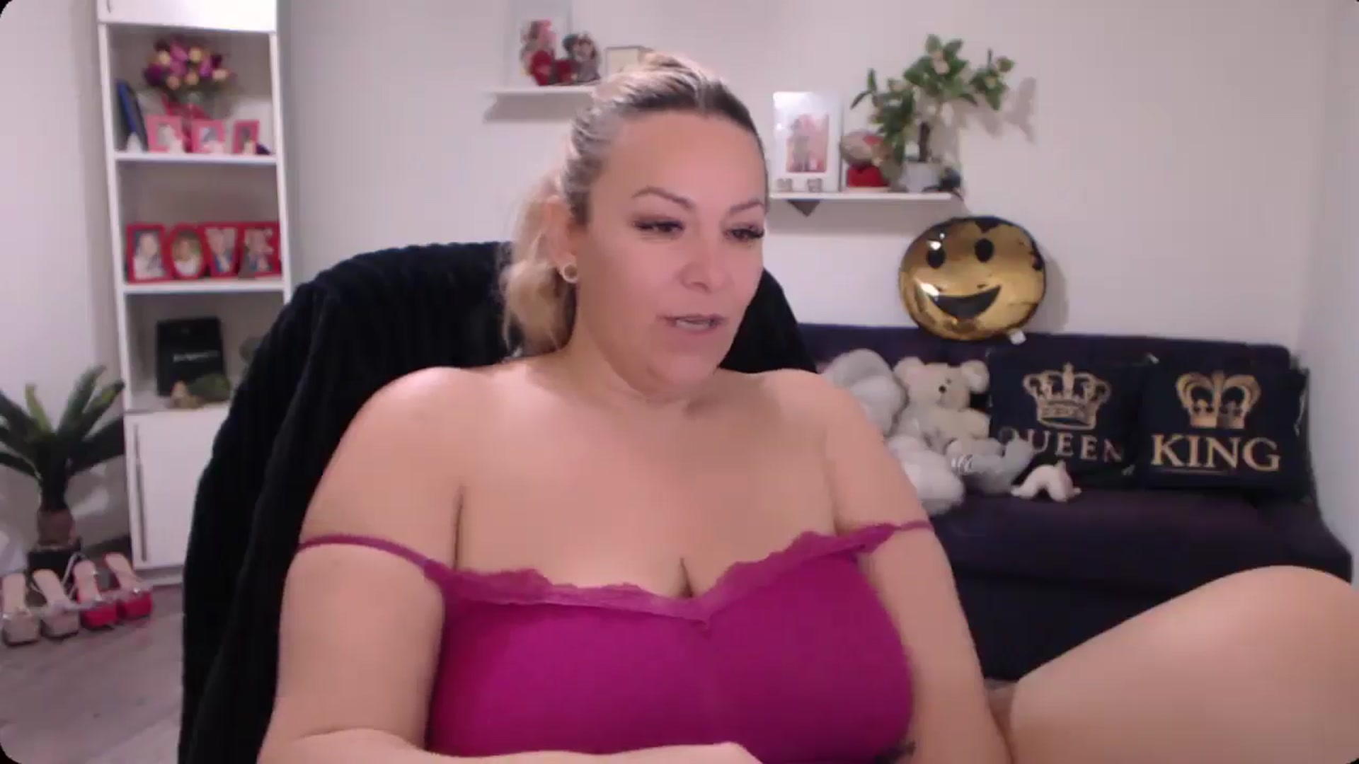 Gallery image thumbnail from A_baby_Boo's myfreecams stream on, 11/17/2024, 12:36 image 10 of 20