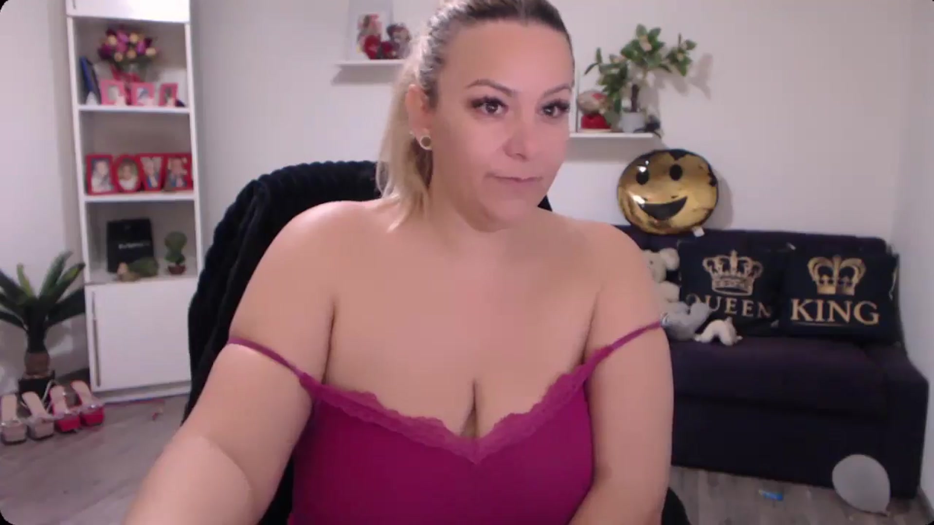 Gallery image thumbnail from A_baby_Boo's myfreecams stream on, 11/17/2024, 12:36 image 3 of 20