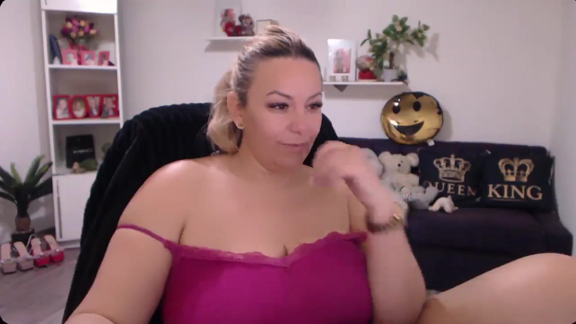 Gallery image thumbnail from A_baby_Boo's myfreecams stream on, 11/17/2024, 12:36 image 13 of 20