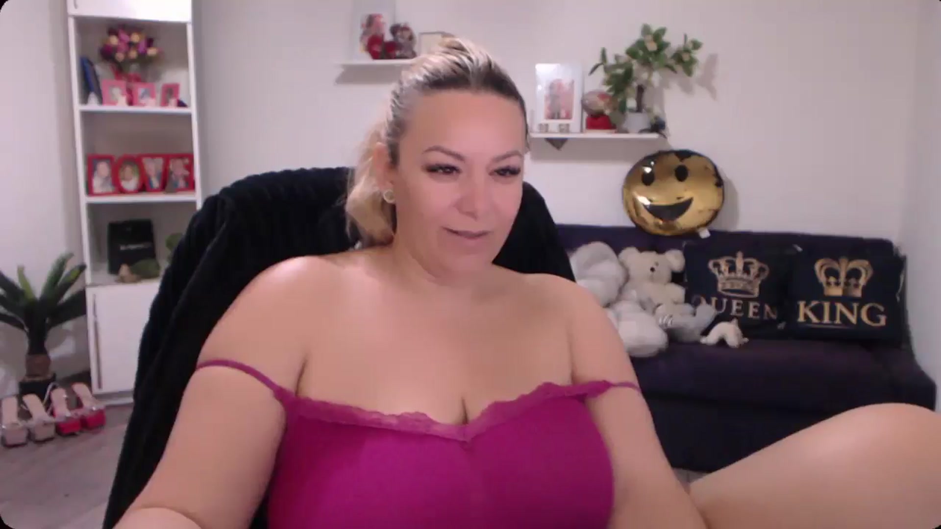 Gallery image thumbnail from A_baby_Boo's myfreecams stream on, 11/17/2024, 12:36 image 11 of 20