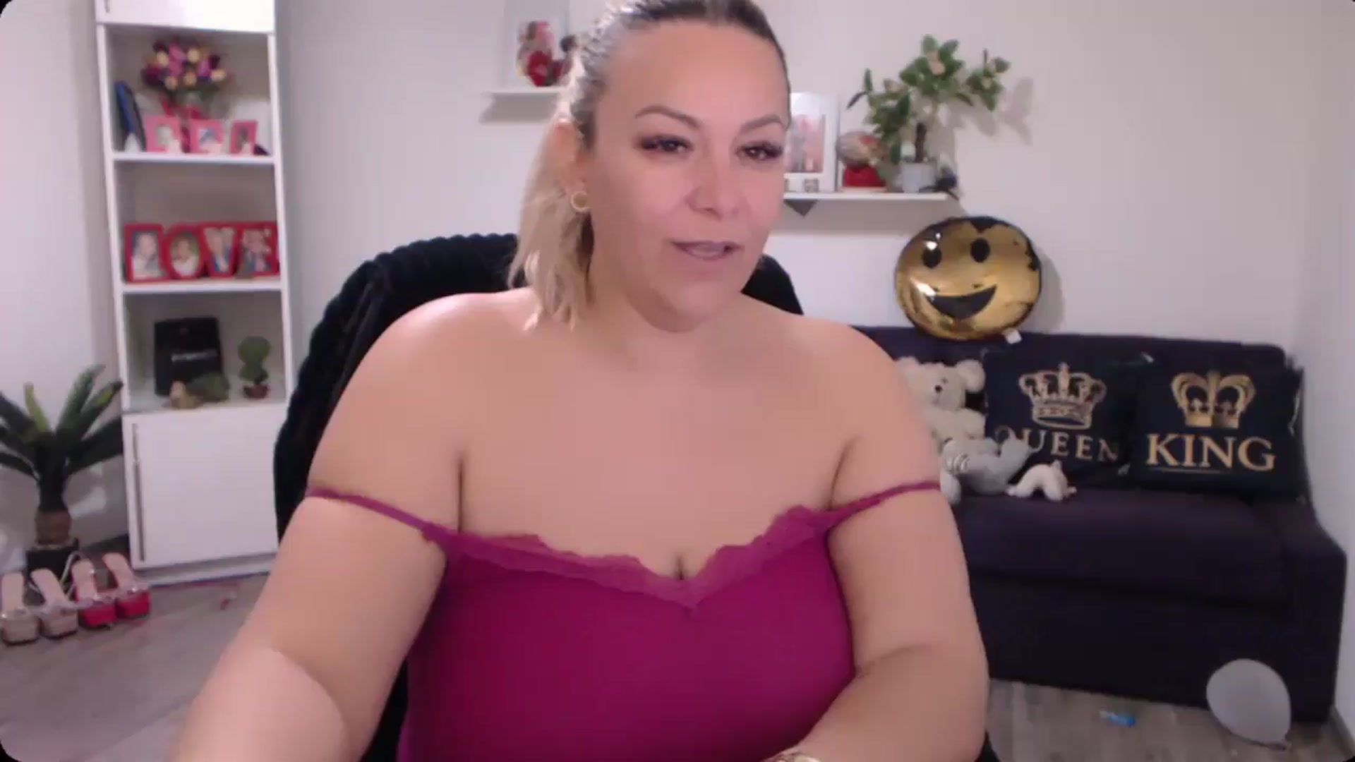 Gallery image thumbnail from A_baby_Boo's myfreecams stream on, 11/17/2024, 12:36 image 1 of 20