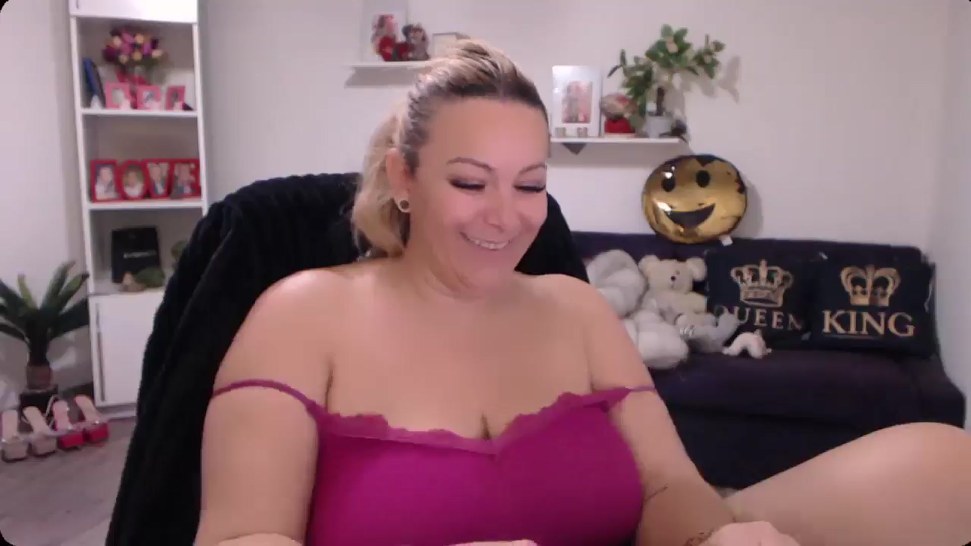 Gallery image thumbnail from A_baby_Boo's myfreecams stream on, 11/17/2024, 12:36 image 12 of 20