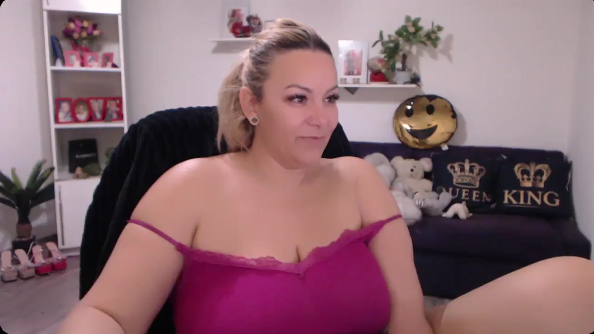 Gallery image thumbnail from A_baby_Boo's myfreecams stream on, 11/17/2024, 12:36 image 9 of 20