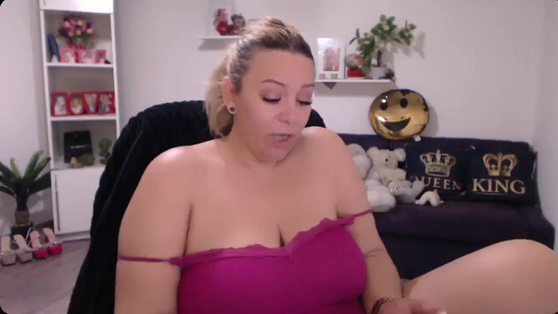 Gallery image thumbnail from A_baby_Boo's myfreecams stream on, 11/17/2024, 12:36 image 18 of 20