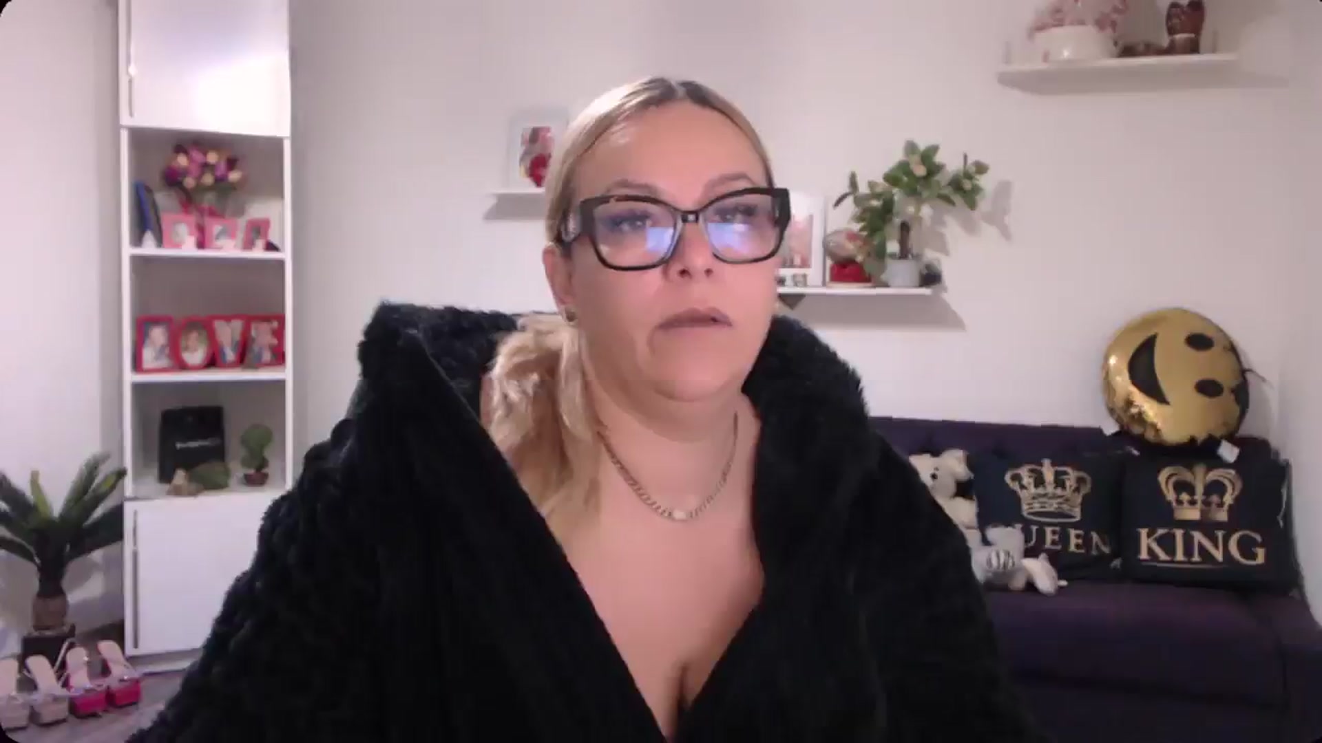 Gallery image thumbnail from A_baby_Boo's myfreecams stream on, 11/19/2024, 08:55 image 9 of 20