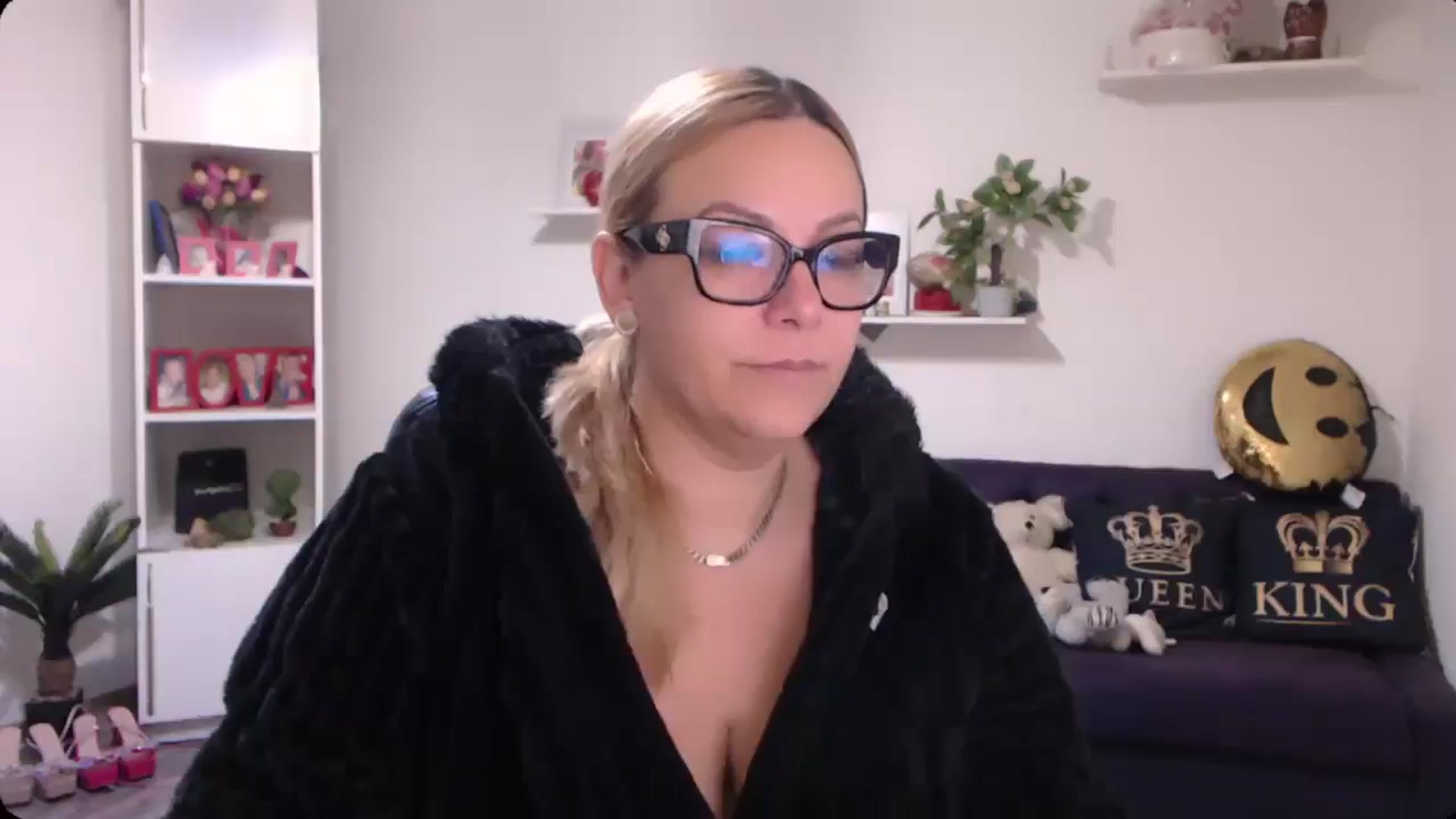 Gallery image thumbnail from A_baby_Boo's myfreecams stream on, 11/19/2024, 08:55 image 7 of 20