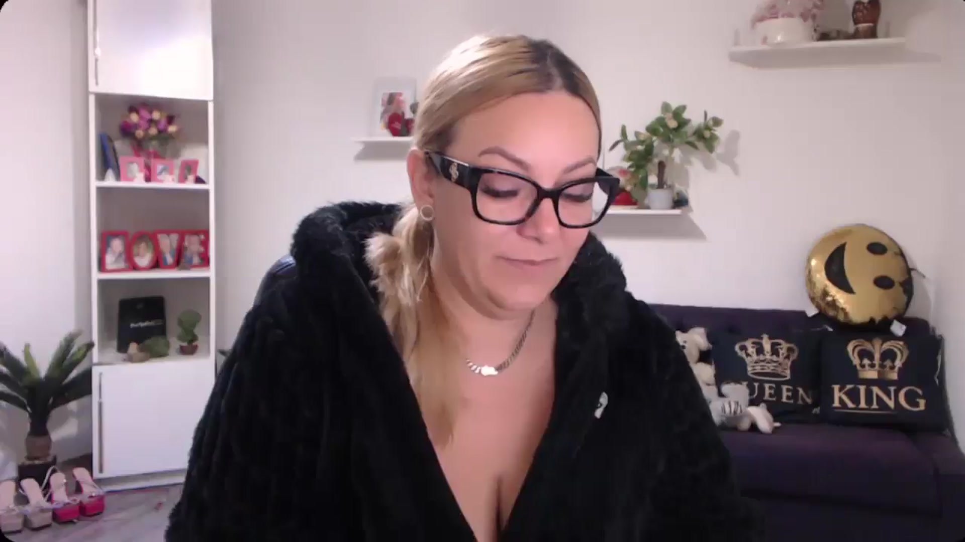 Gallery image thumbnail from A_baby_Boo's myfreecams stream on, 11/19/2024, 08:55 image 4 of 20