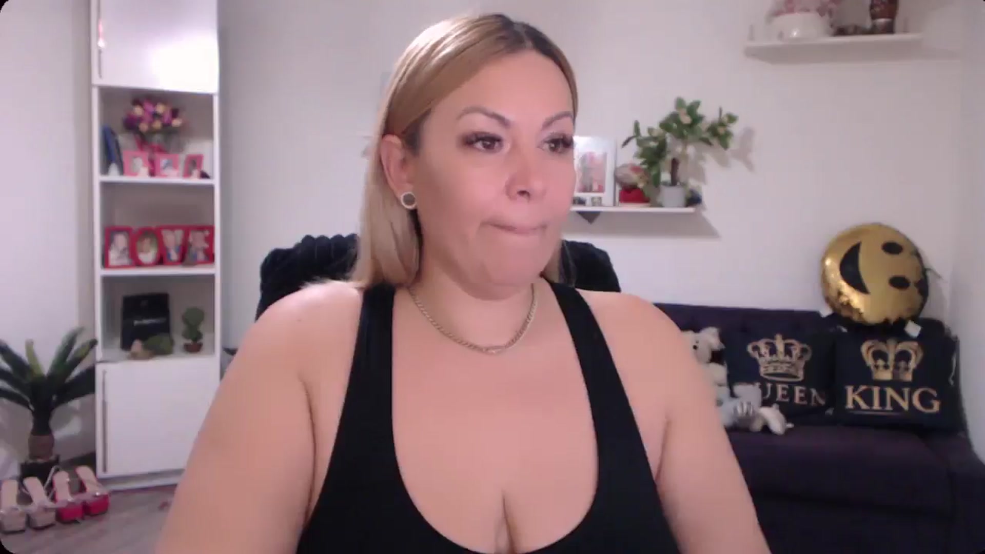 Gallery image thumbnail from A_baby_Boo's myfreecams stream on, 11/19/2024, 18:09 image 5 of 20