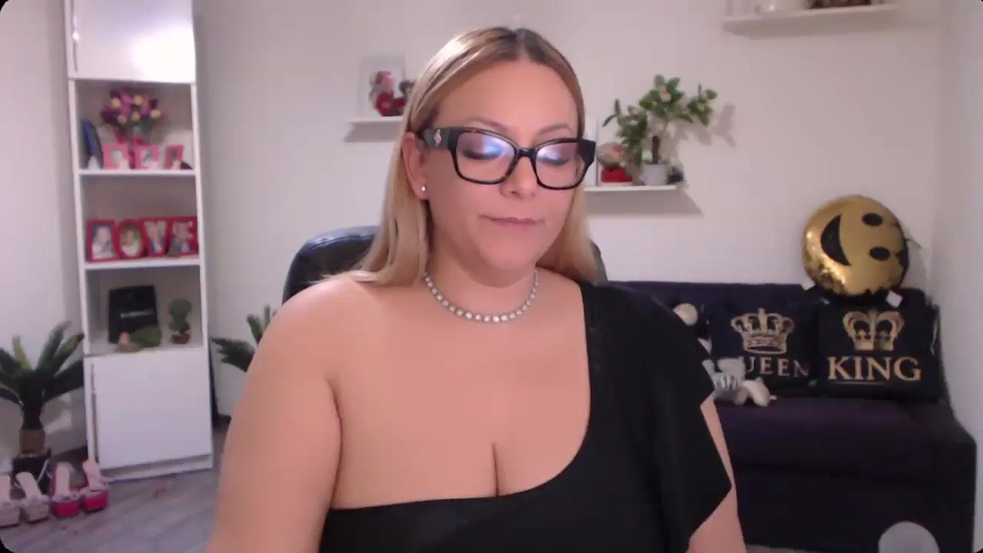 Gallery image thumbnail from A_baby_Boo's myfreecams stream on, 11/23/2024, 20:22 image 12 of 20