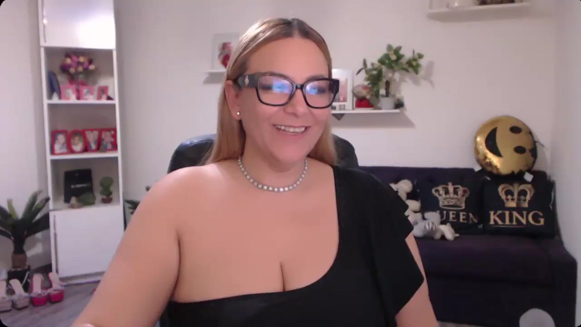 Gallery image thumbnail from A_baby_Boo's myfreecams stream on, 11/23/2024, 20:22 image 14 of 20