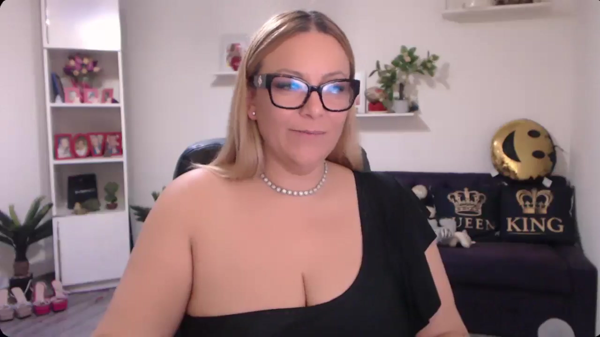 Gallery image thumbnail from A_baby_Boo's myfreecams stream on, 11/23/2024, 20:22 image 6 of 20