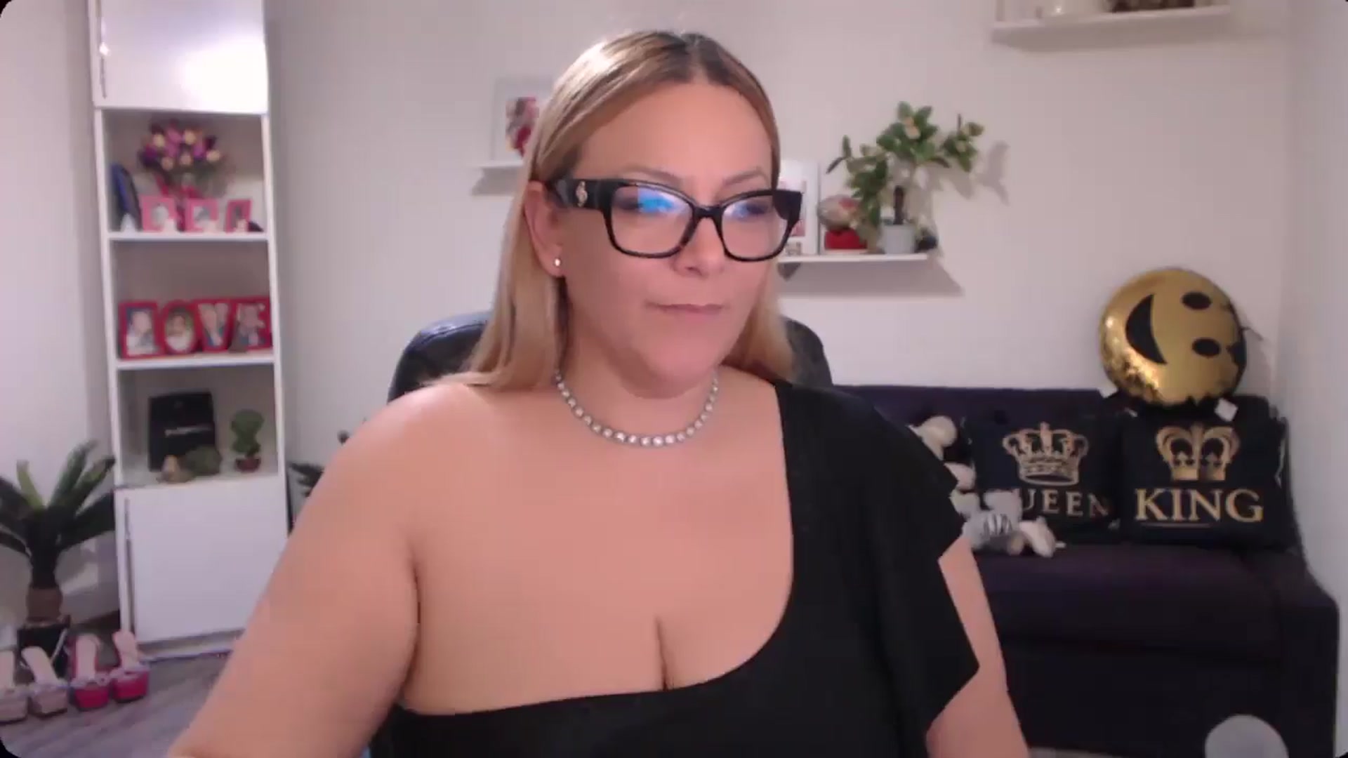 Gallery image thumbnail from A_baby_Boo's myfreecams stream on, 11/23/2024, 20:22 image 11 of 20