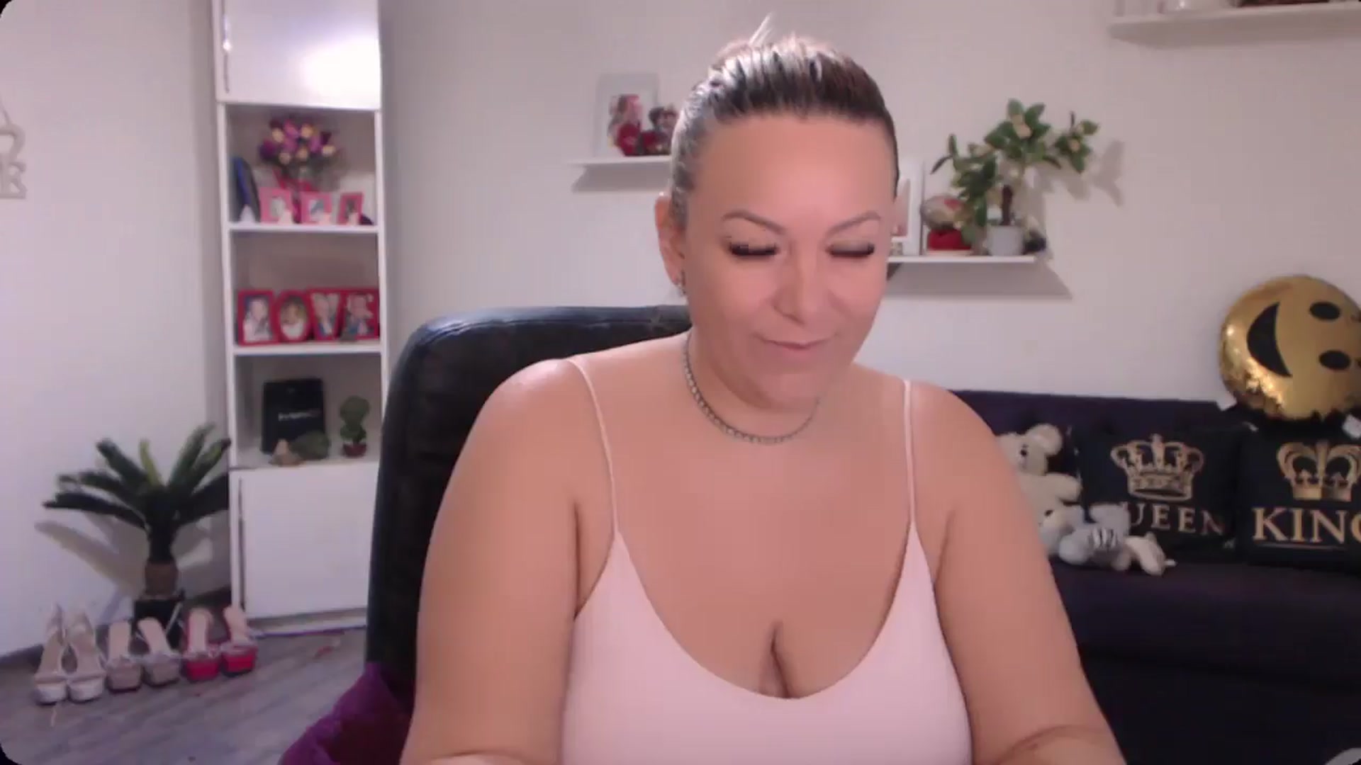 Gallery image thumbnail from A_baby_Boo's myfreecams stream on, 11/27/2024, 07:49 image 7 of 20