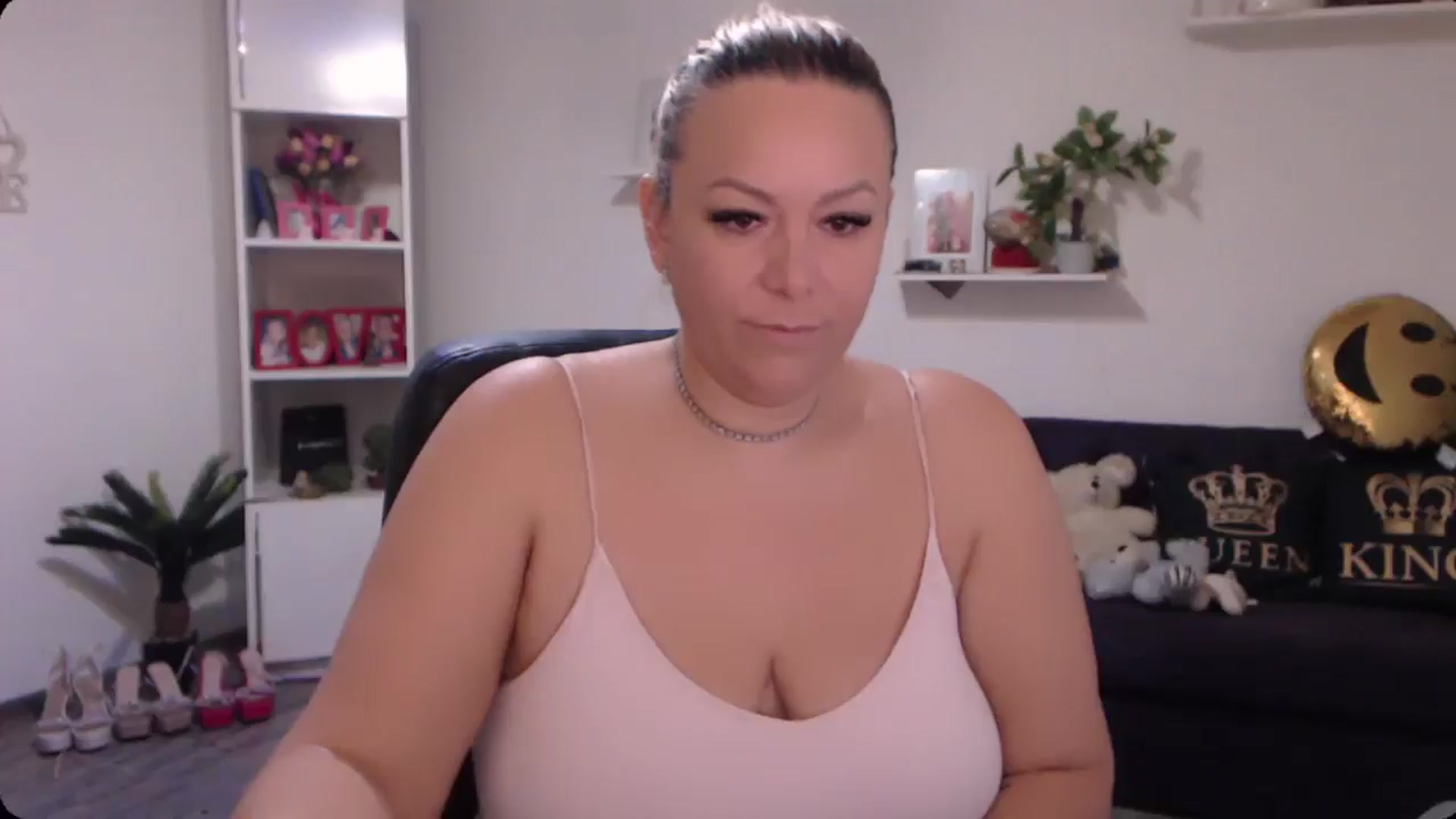 Gallery image thumbnail from A_baby_Boo's myfreecams stream on, 11/27/2024, 07:49 image 18 of 20