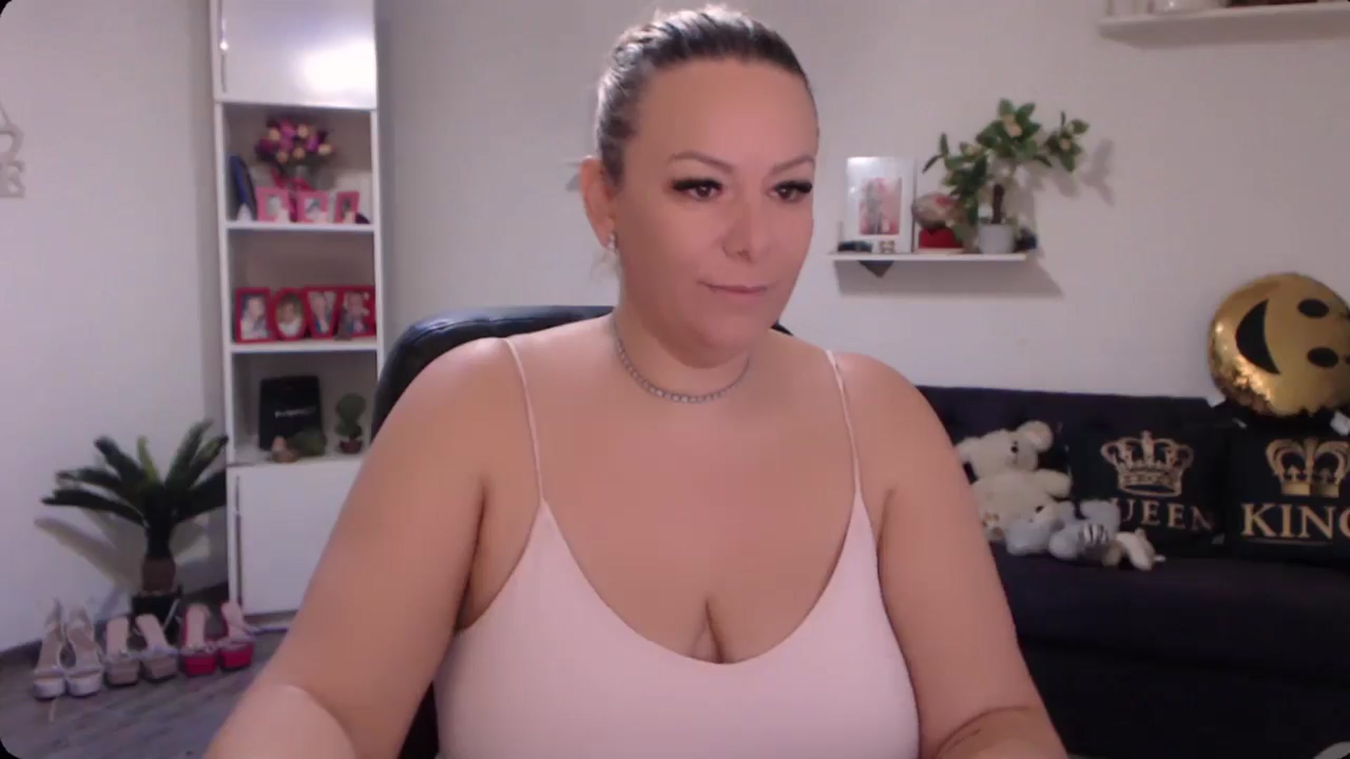 Gallery image thumbnail from A_baby_Boo's myfreecams stream on, 11/27/2024, 07:49 image 17 of 20