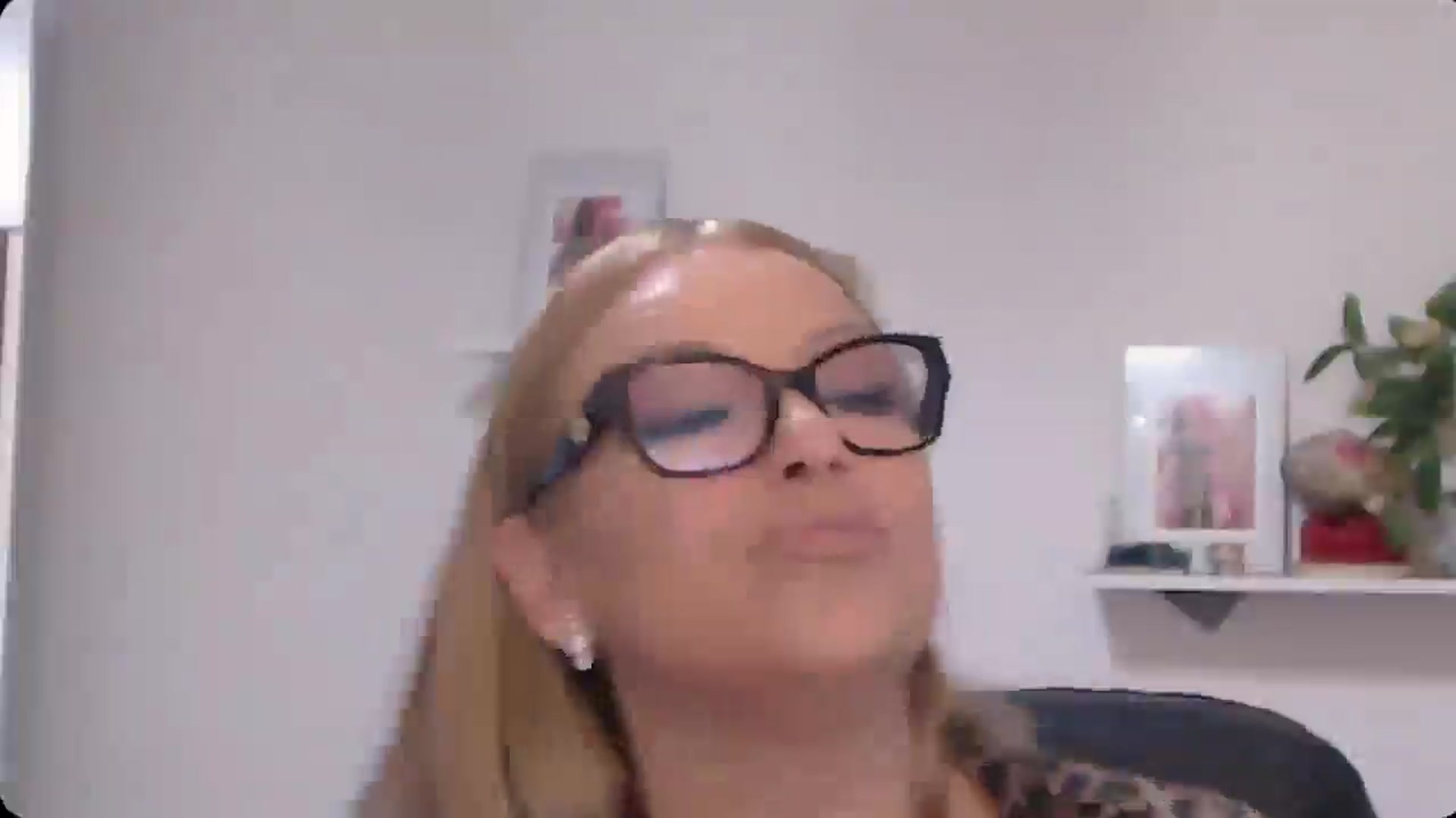 Gallery image thumbnail from A_baby_Boo's myfreecams stream on, 11/29/2024, 15:20 image 13 of 20