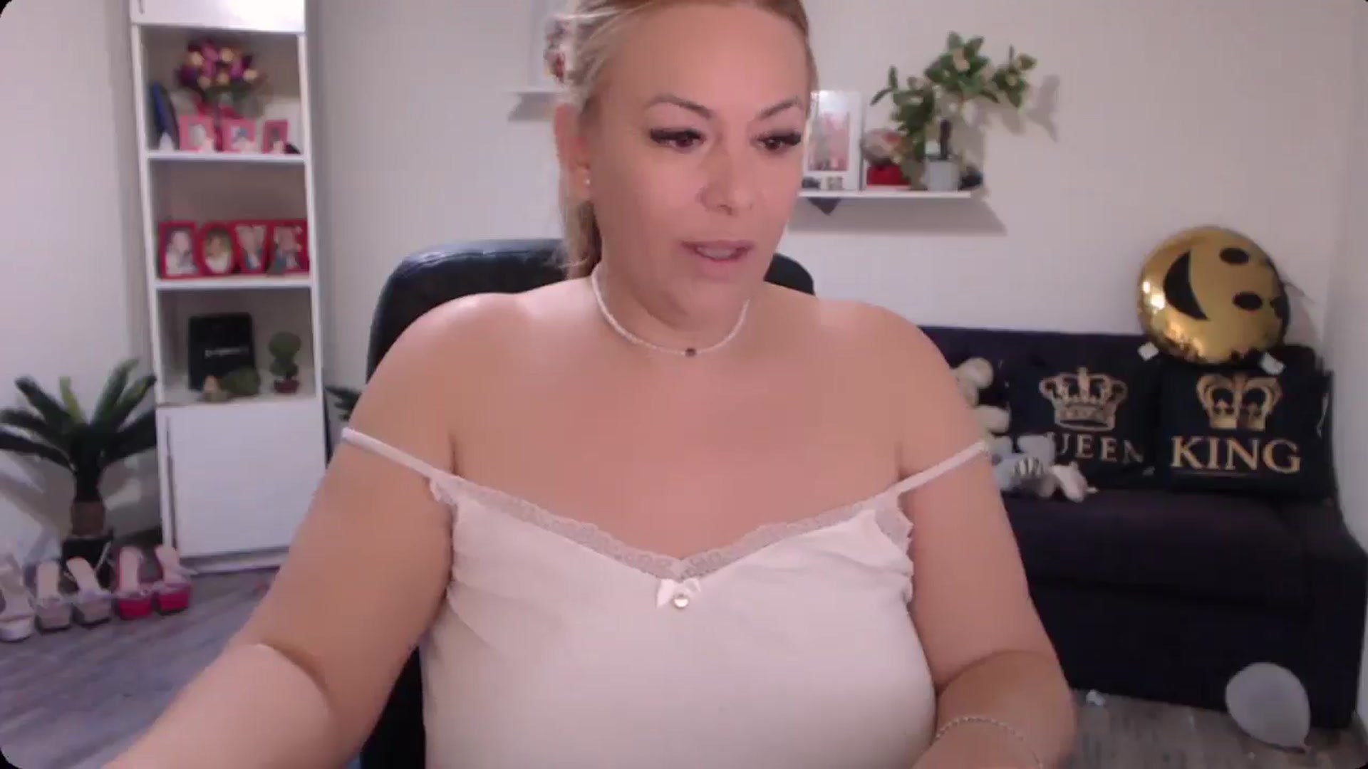Gallery image thumbnail from A_baby_Boo's myfreecams stream on, 12/01/2024, 18:19 image 10 of 20
