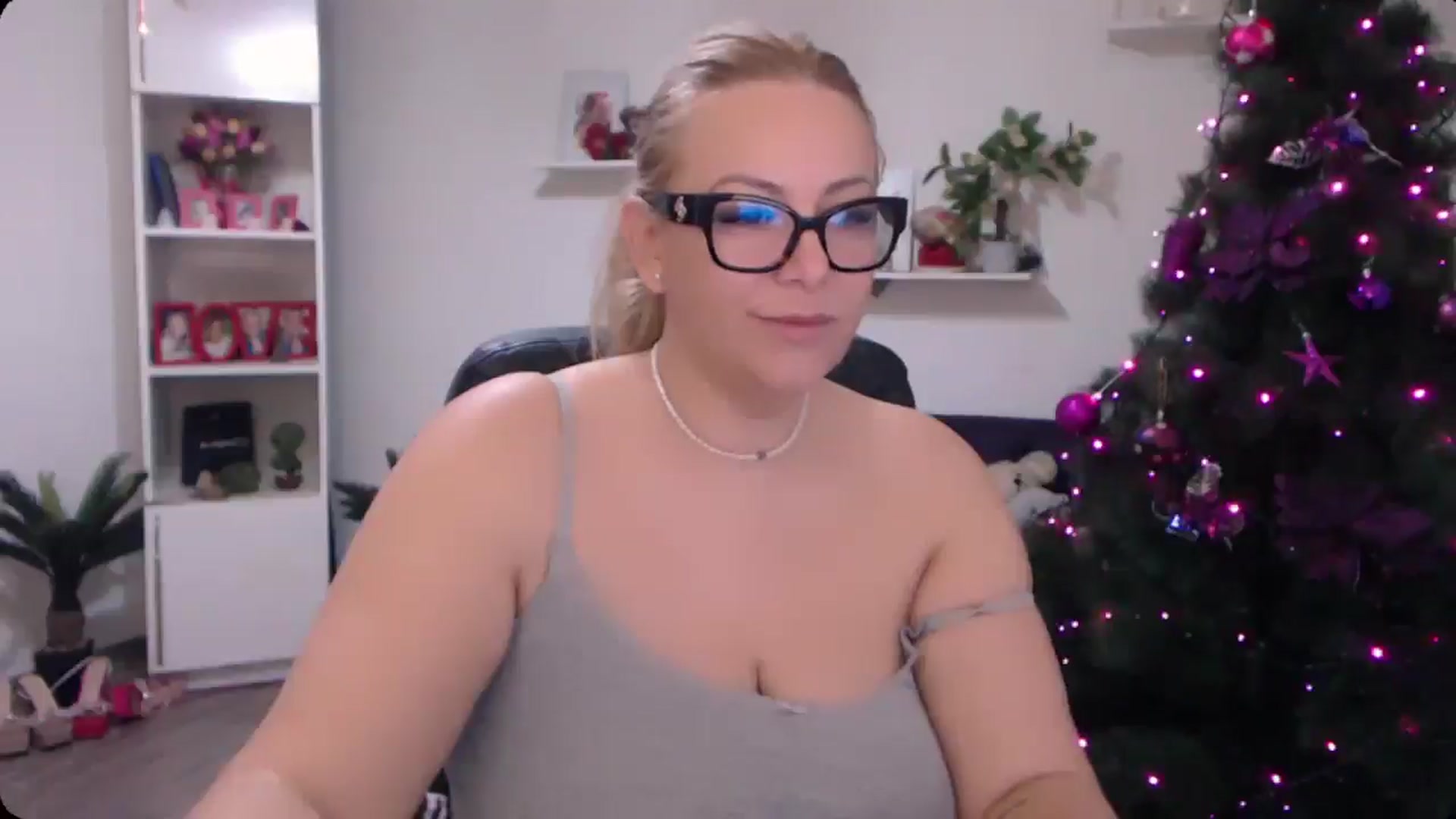Gallery image thumbnail from A_baby_Boo's myfreecams stream on, 12/03/2024, 08:17 image 18 of 20