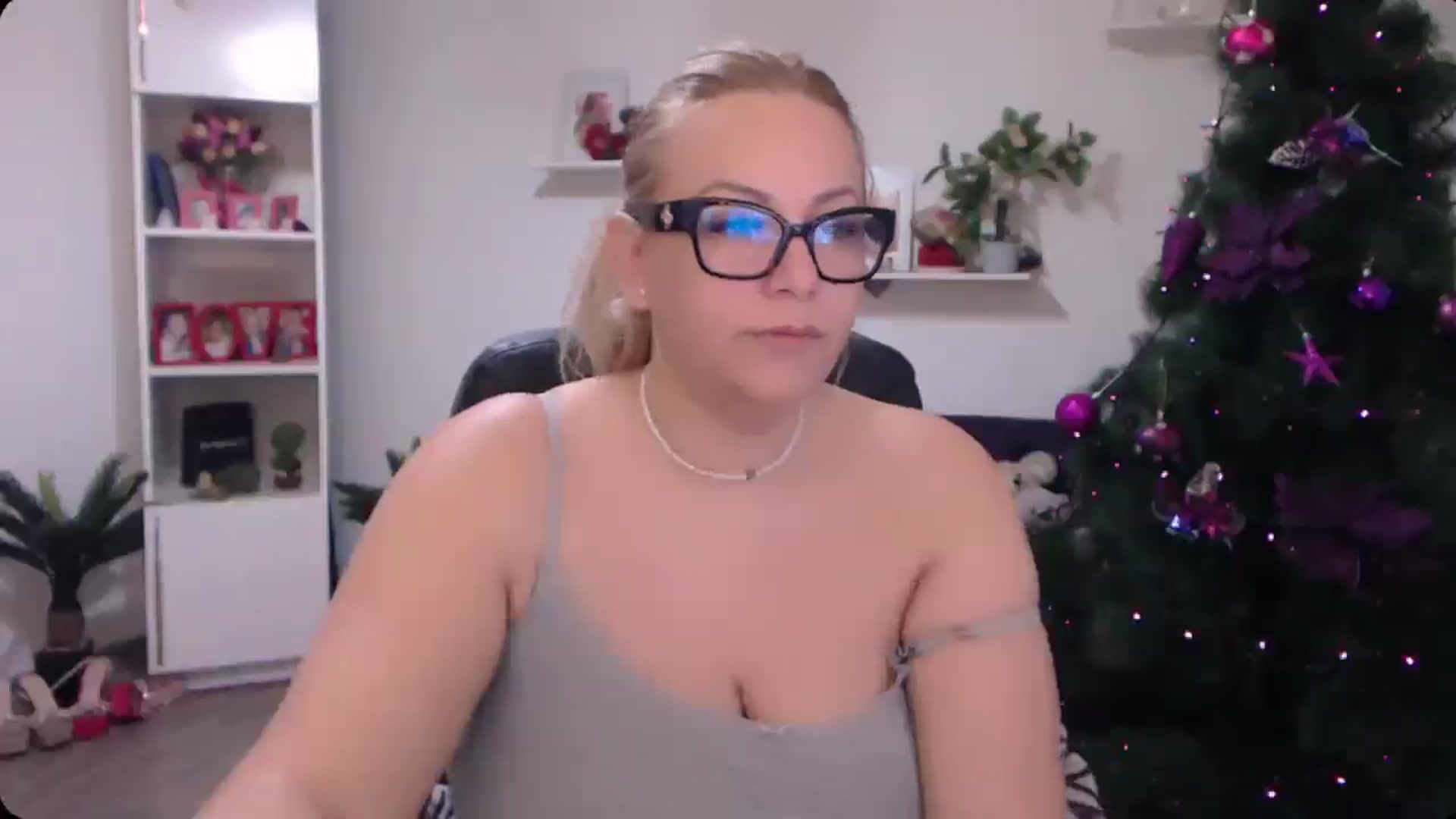 Gallery image thumbnail from A_baby_Boo's myfreecams stream on, 12/03/2024, 08:17 image 19 of 20