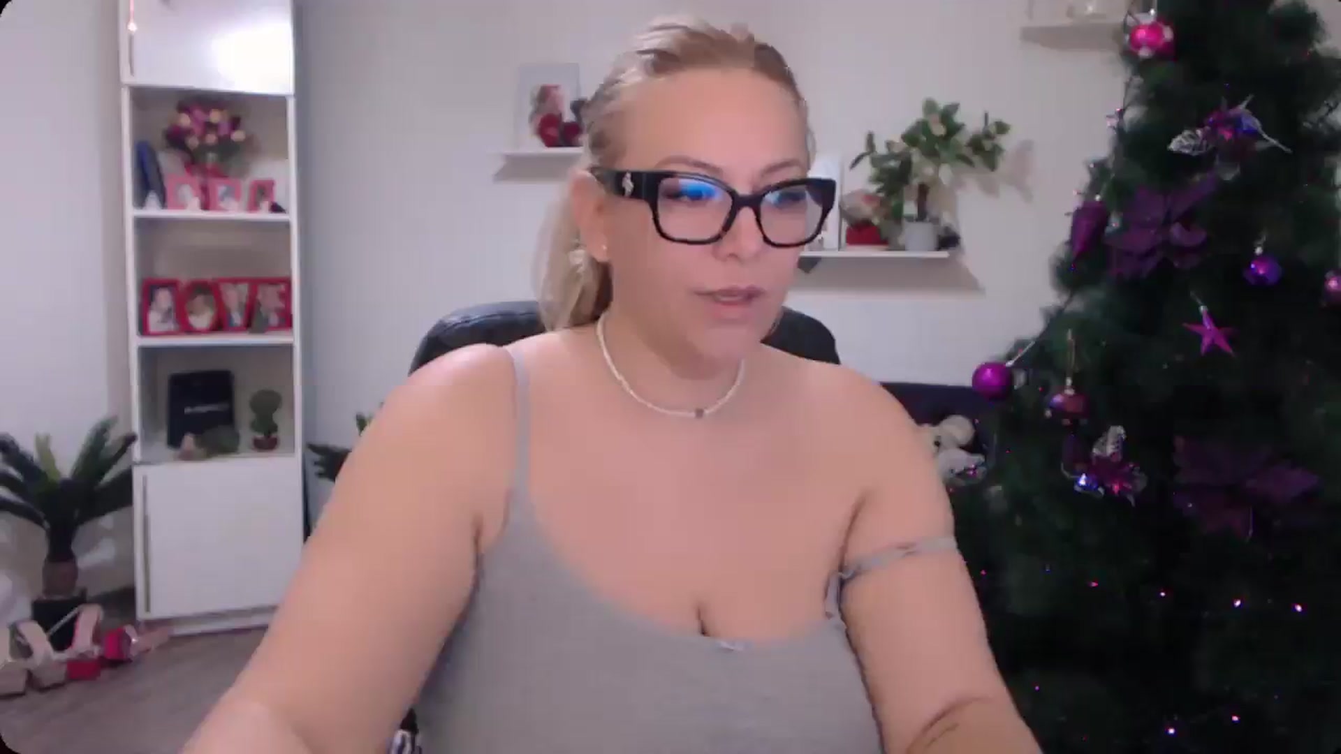Gallery image thumbnail from A_baby_Boo's myfreecams stream on, 12/03/2024, 08:17 image 16 of 20