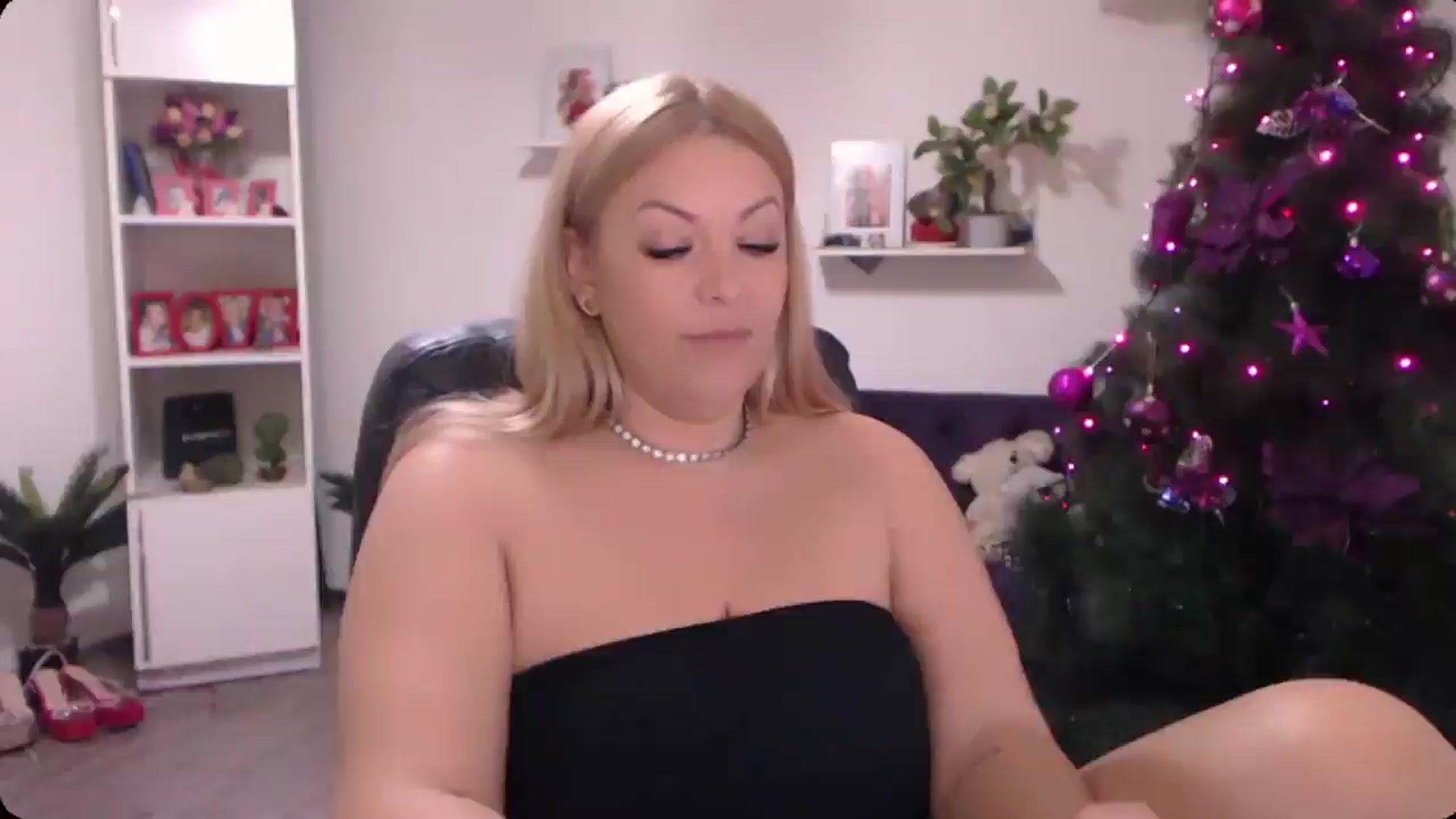 Gallery image thumbnail from A_baby_Boo's myfreecams stream on, 12/07/2024, 21:44 image 18 of 20
