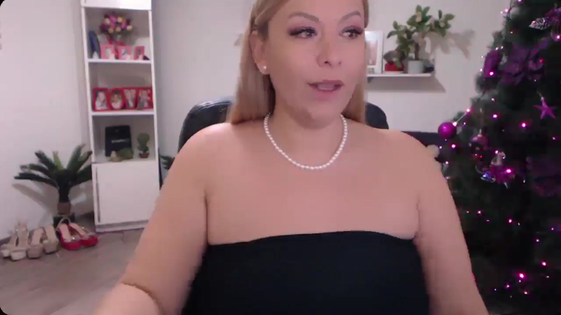 Gallery image thumbnail from A_baby_Boo's myfreecams stream on, 12/15/2024, 17:34 image 17 of 20