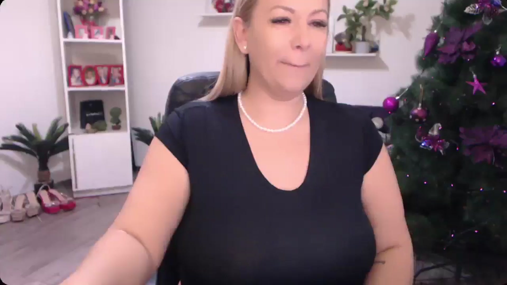 Gallery image thumbnail from A_baby_Boo's myfreecams stream on, 12/16/2024, 20:55 image 16 of 20