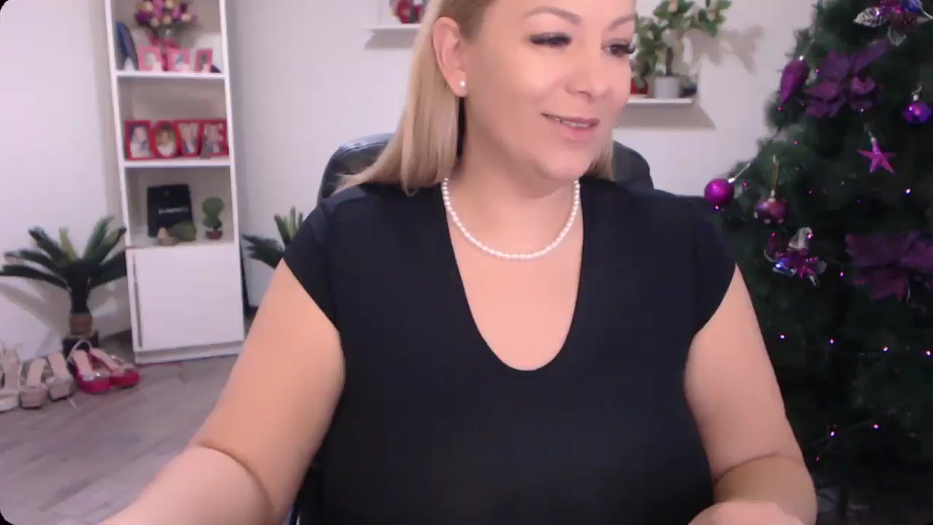 Gallery image thumbnail from A_baby_Boo's myfreecams stream on, 12/16/2024, 20:55 image 5 of 20