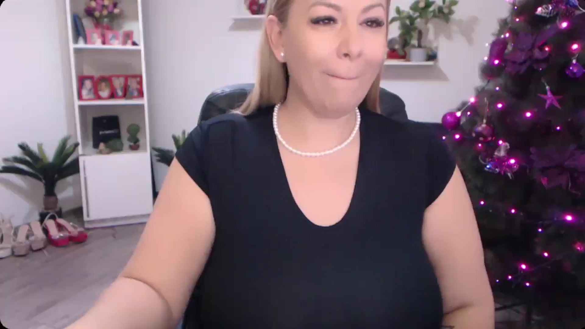 Gallery image thumbnail from A_baby_Boo's myfreecams stream on, 12/16/2024, 20:55 image 12 of 20