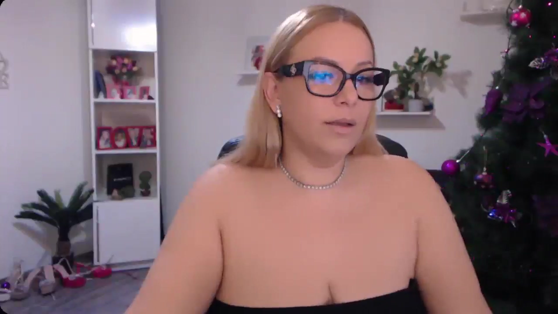 Gallery image thumbnail from A_baby_Boo's myfreecams stream on, 12/18/2024, 13:24 image 2 of 20