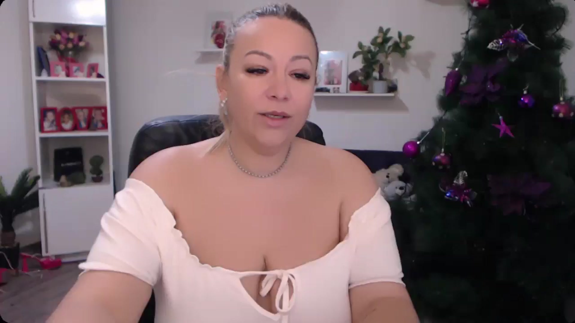Gallery image thumbnail from A_baby_Boo's myfreecams stream on, 12/23/2024, 08:40 image 15 of 20
