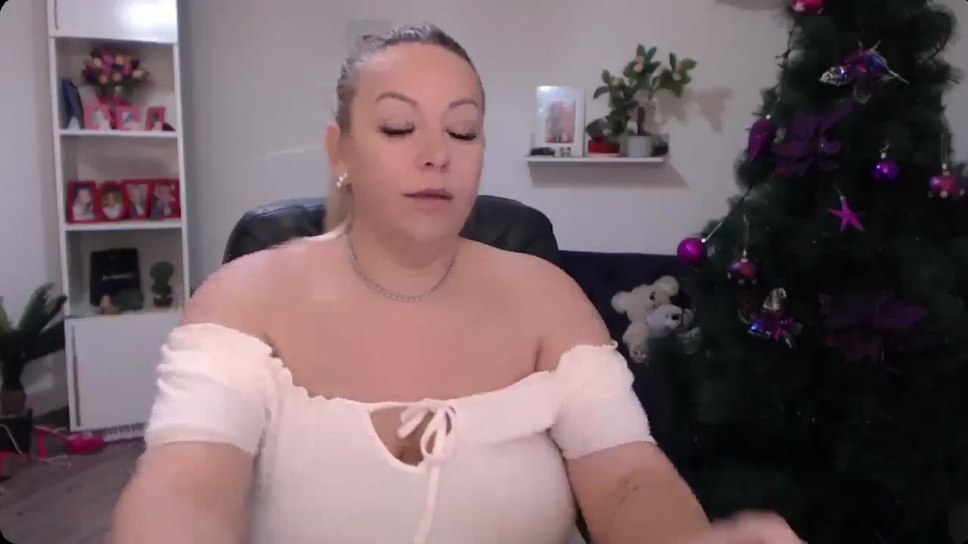 Gallery image thumbnail from A_baby_Boo's myfreecams stream on, 12/23/2024, 08:40 image 20 of 20