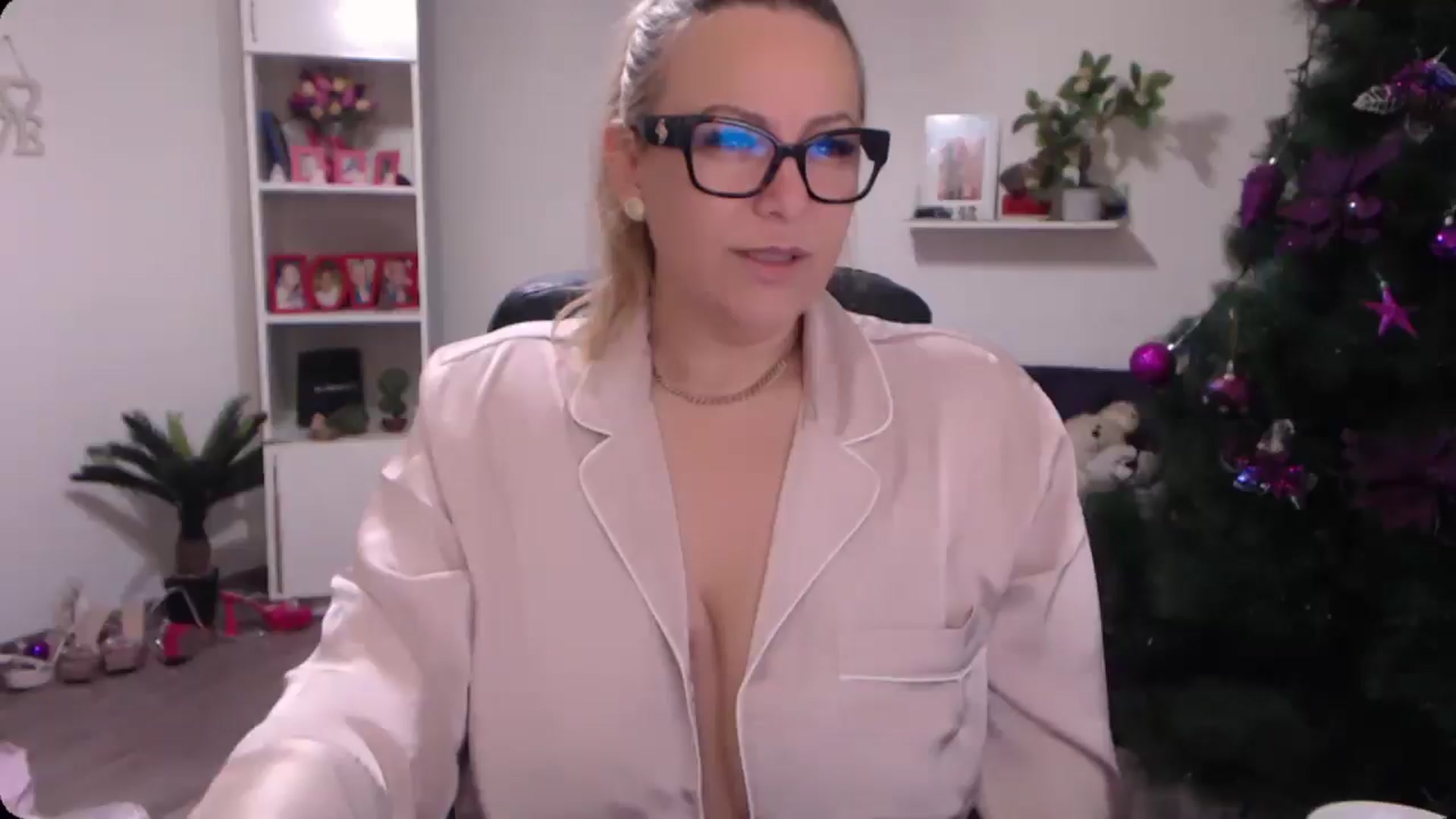 Gallery image thumbnail from A_baby_Boo's myfreecams stream on, 12/25/2024, 06:30 image 3 of 20