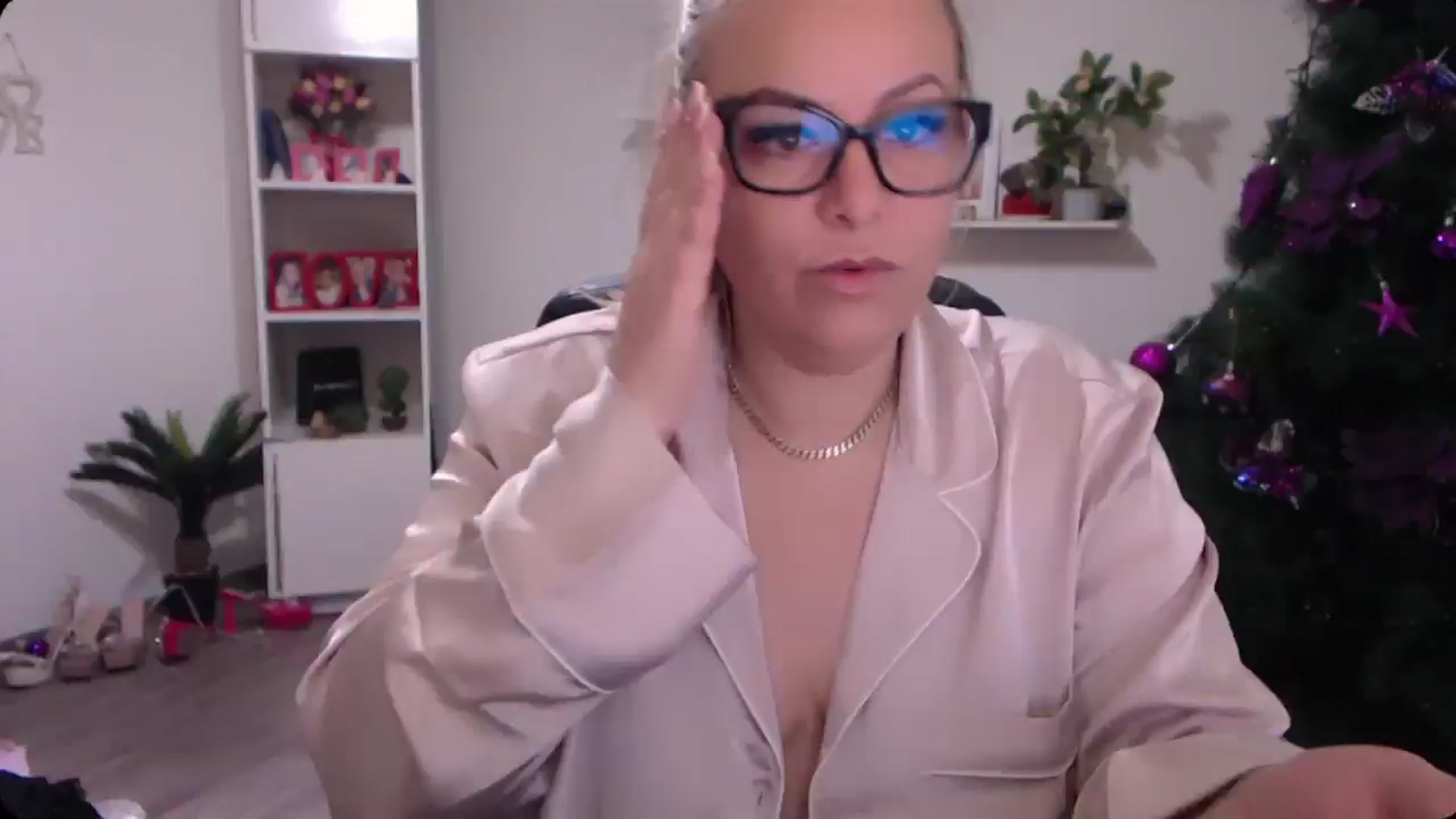 Gallery image thumbnail from A_baby_Boo's myfreecams stream on, 12/25/2024, 06:30 image 12 of 20