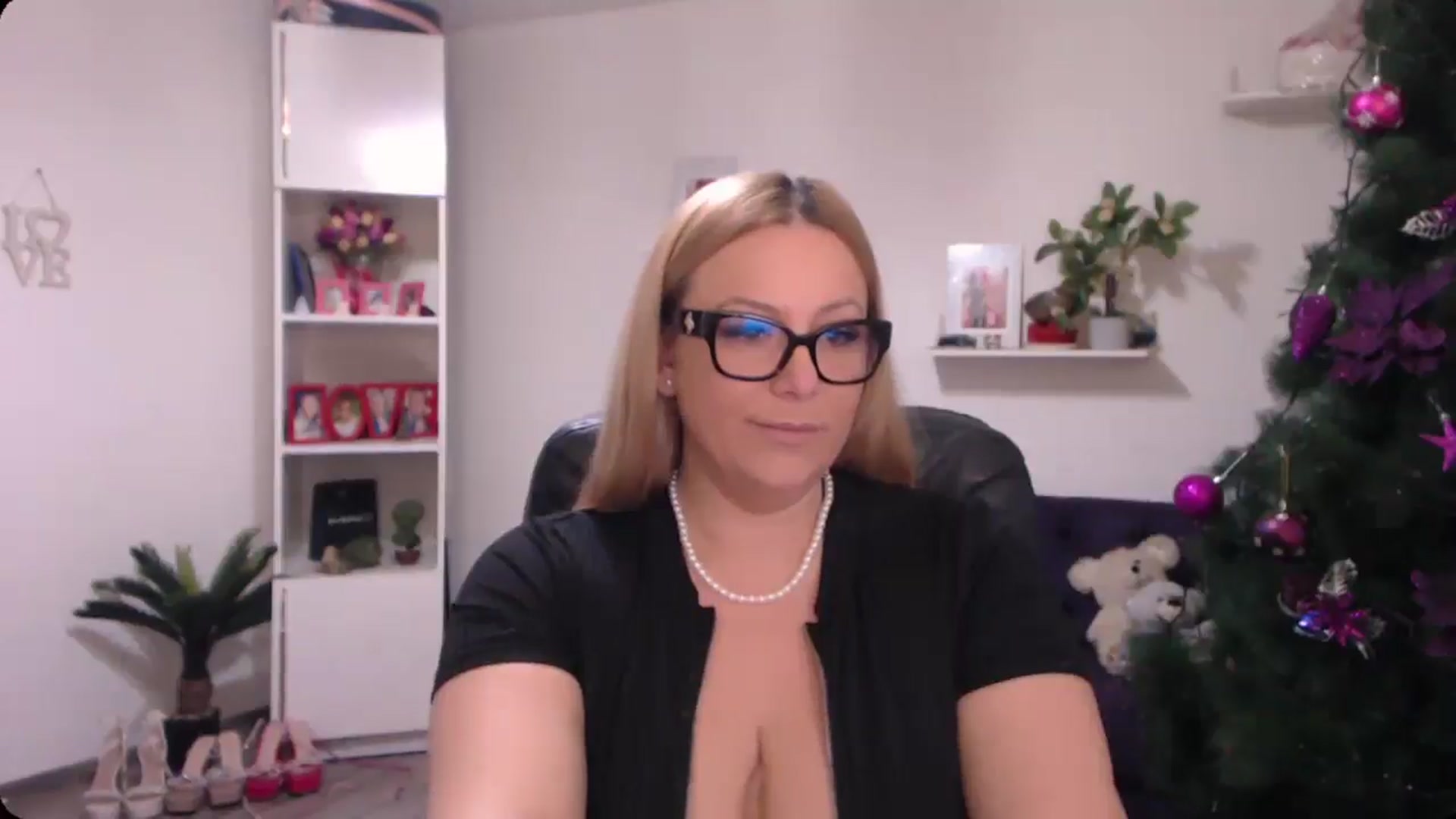 Gallery image thumbnail from A_baby_Boo's myfreecams stream on, 01/02/2025, 14:53 image 20 of 20