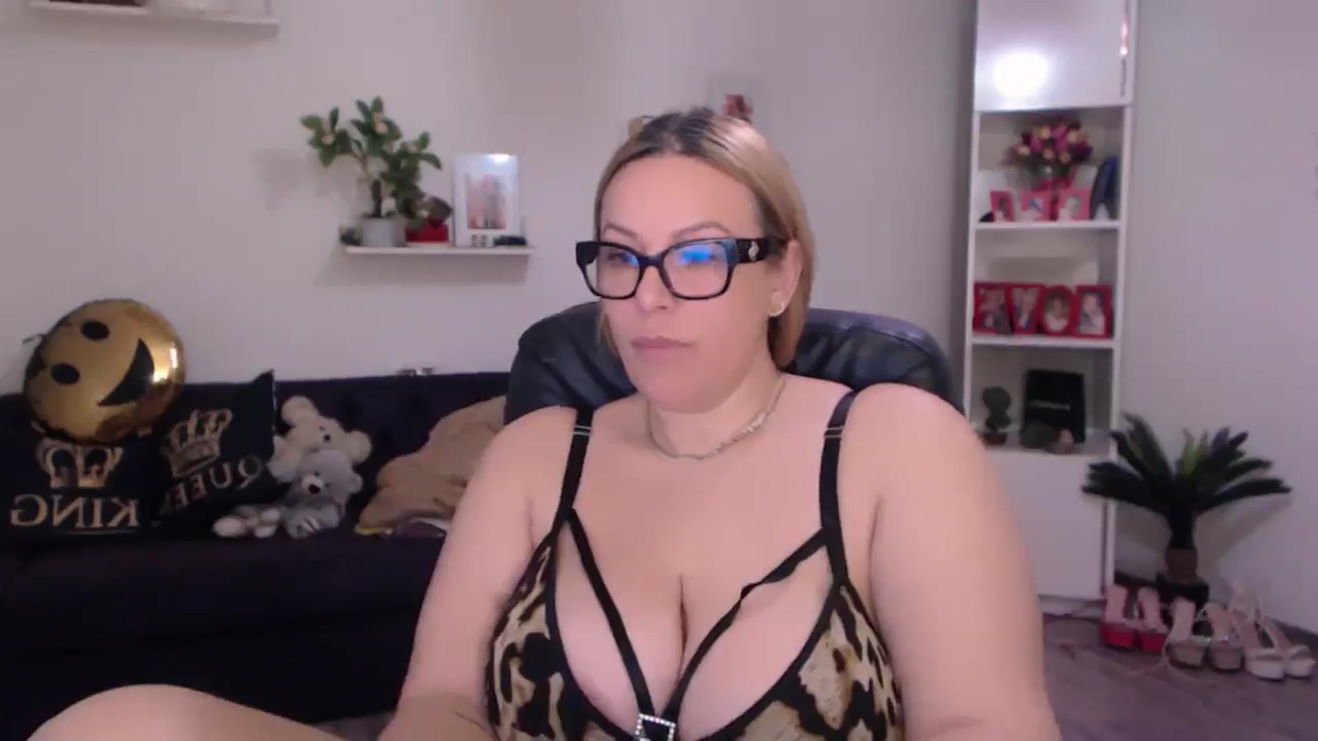 Gallery image thumbnail from A_baby_Boo's myfreecams stream on, 02/03/2025, 13:40 image 12 of 20