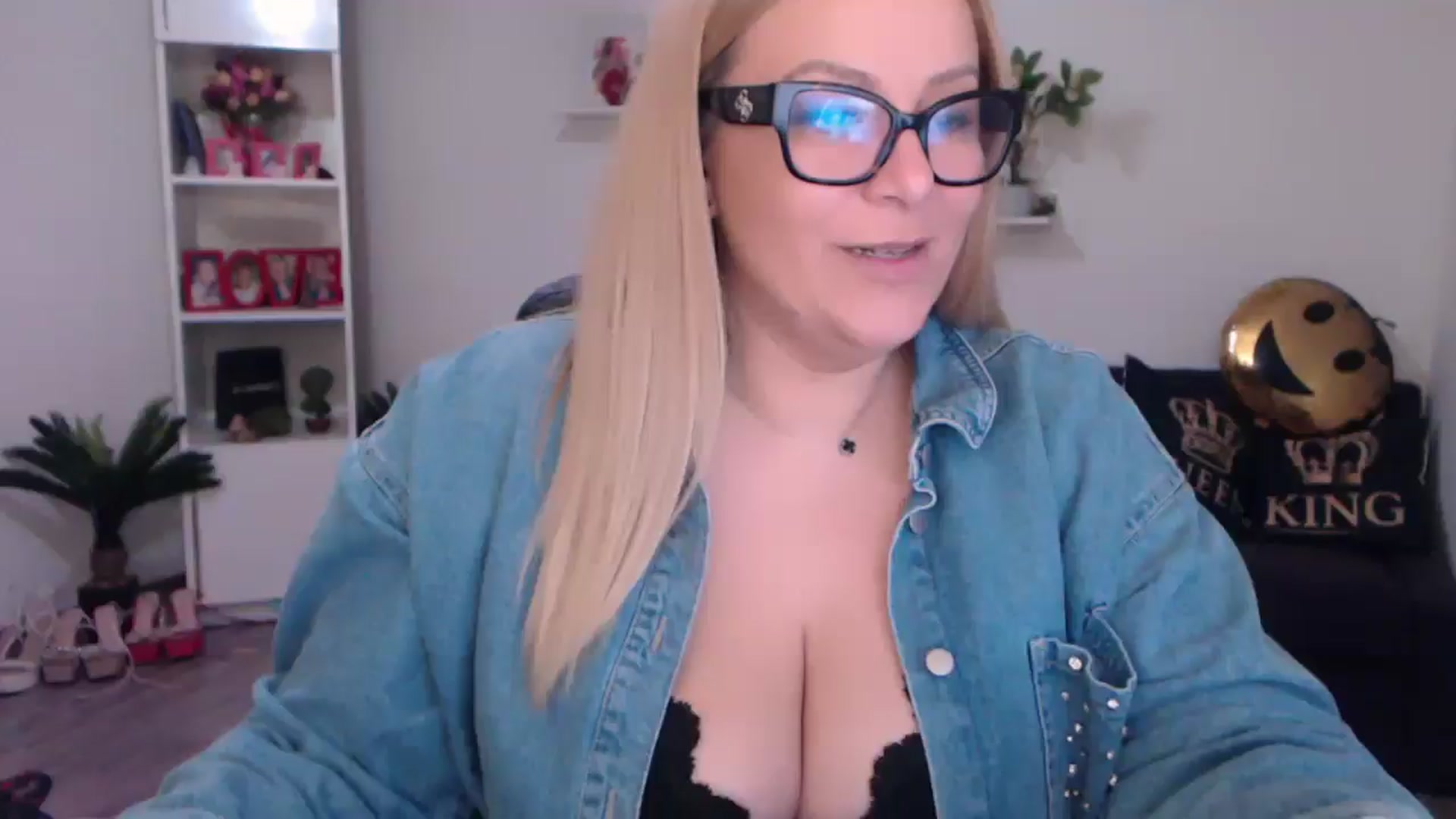 Gallery image thumbnail from A_baby_Boo's myfreecams stream on, 02/08/2025, 21:43 image 4 of 20