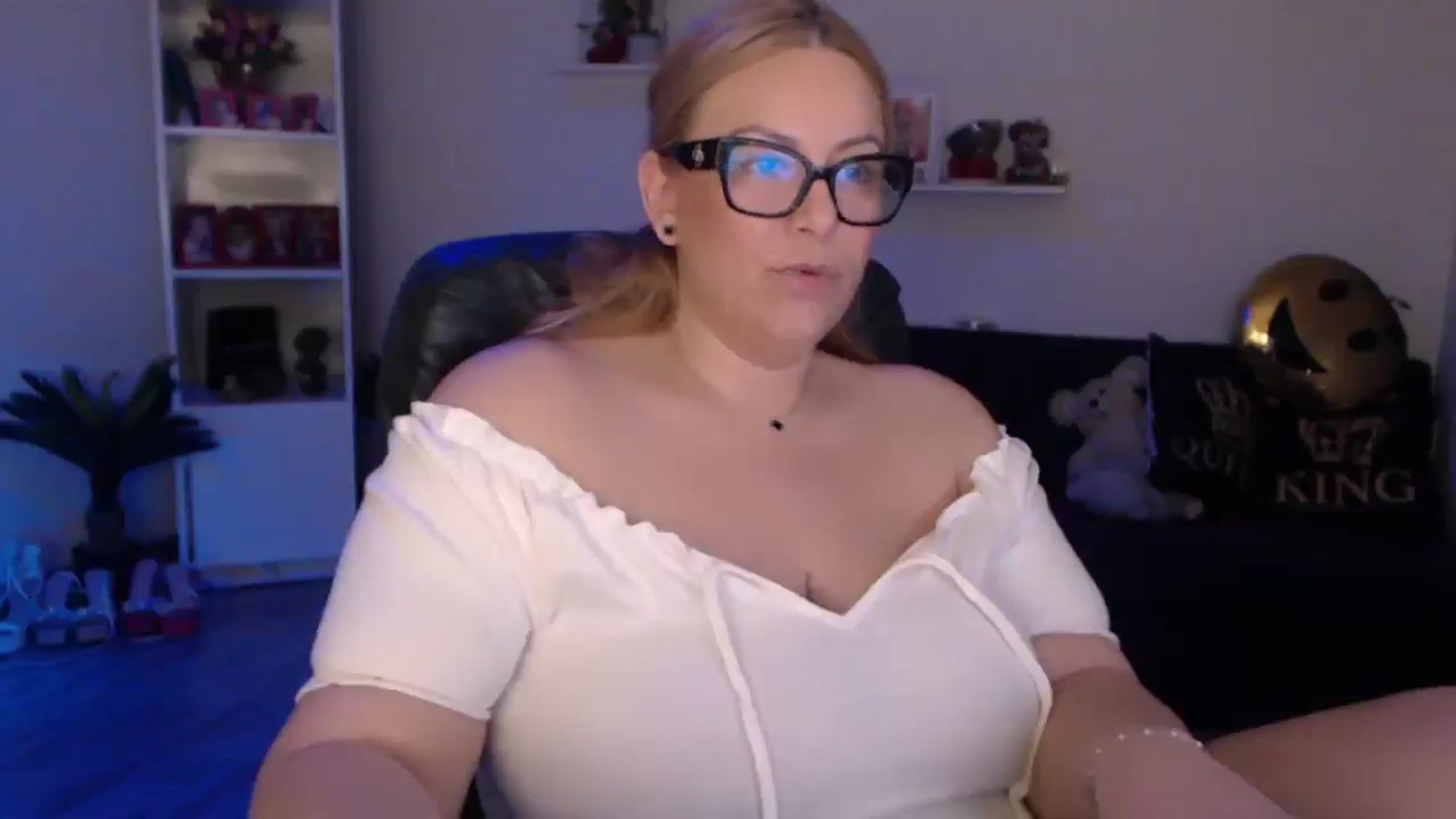 Gallery image thumbnail from A_baby_Boo's myfreecams stream on, 03/03/2025, 20:25 image 12 of 20