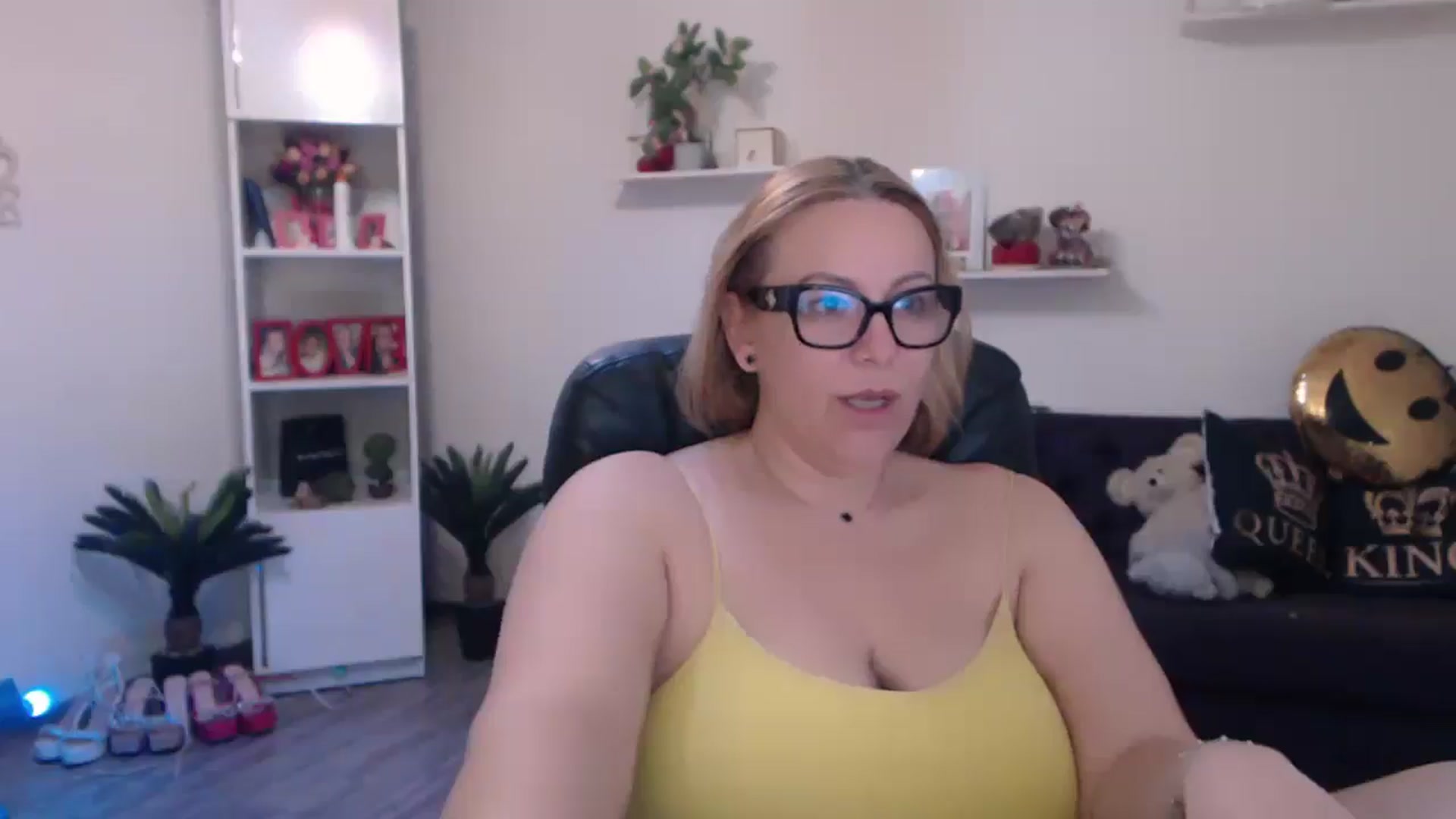 Gallery image thumbnail from A_baby_Boo's myfreecams stream on, 03/06/2025, 14:53 image 16 of 20