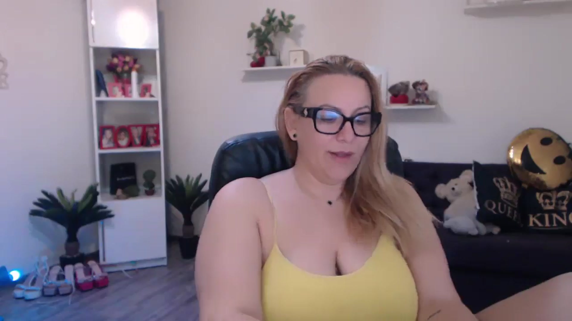 Gallery image thumbnail from A_baby_Boo's myfreecams stream on, 03/06/2025, 14:53 image 6 of 20