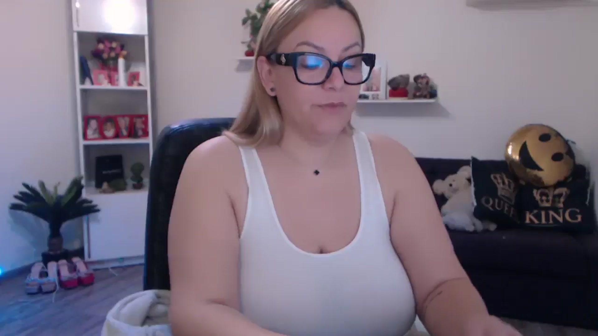 Gallery image thumbnail from A_baby_Boo's myfreecams stream on, 03/10/2025, 09:51 image 13 of 20
