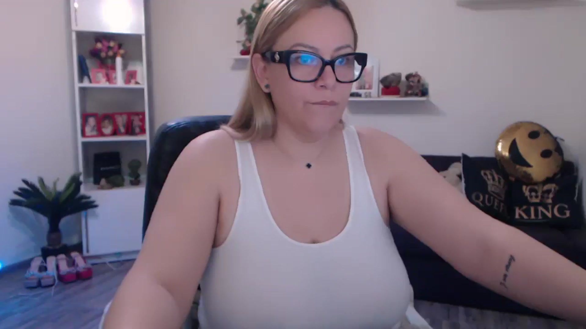 Gallery image thumbnail from A_baby_Boo's myfreecams stream on, 03/10/2025, 09:51 image 12 of 20