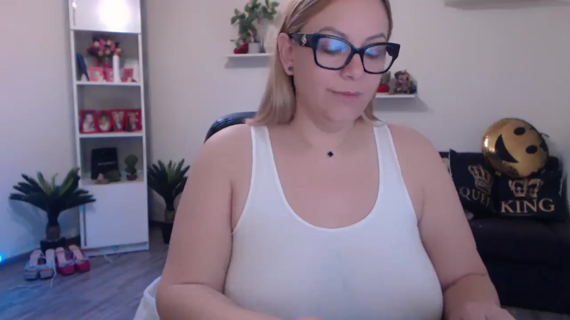 Gallery image thumbnail from A_baby_Boo's myfreecams stream on, 03/10/2025, 09:51 image 9 of 20