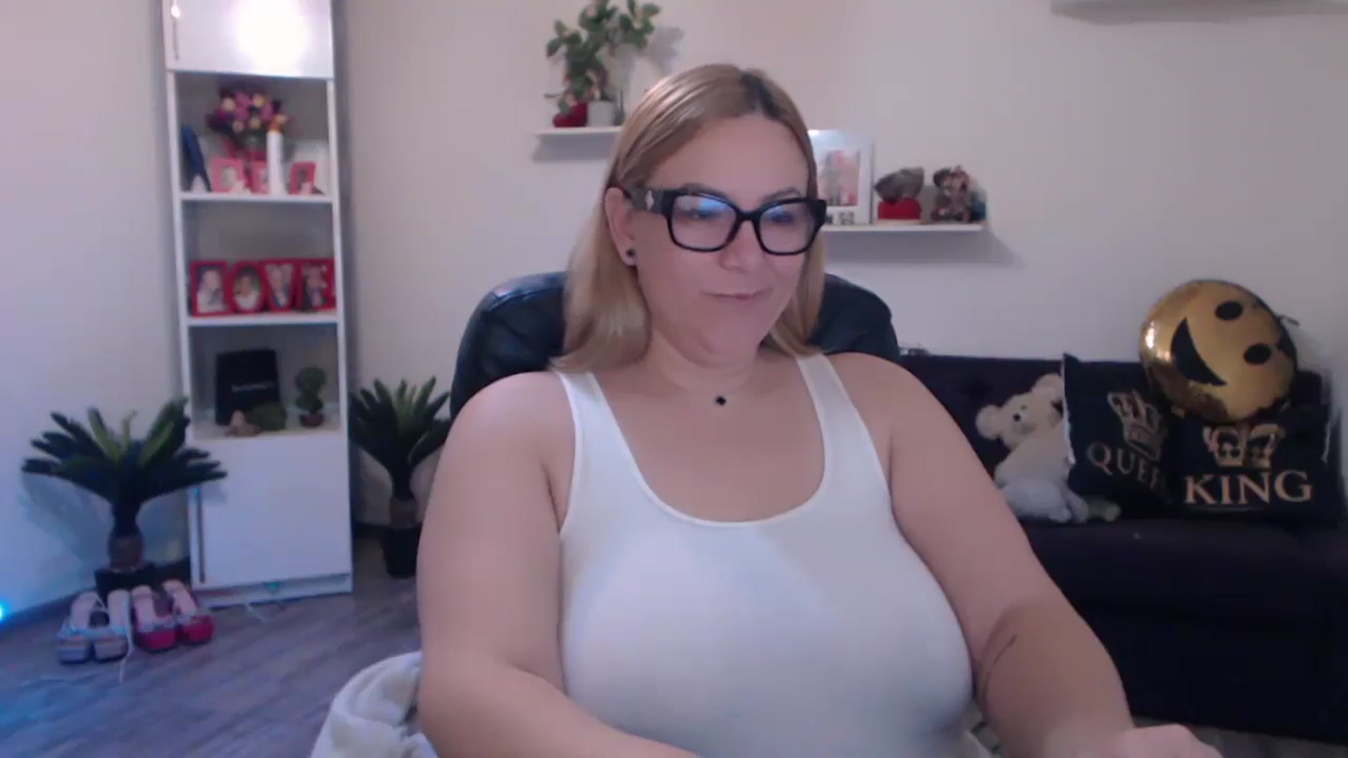 Gallery image thumbnail from A_baby_Boo's myfreecams stream on, 03/10/2025, 09:51 image 8 of 20