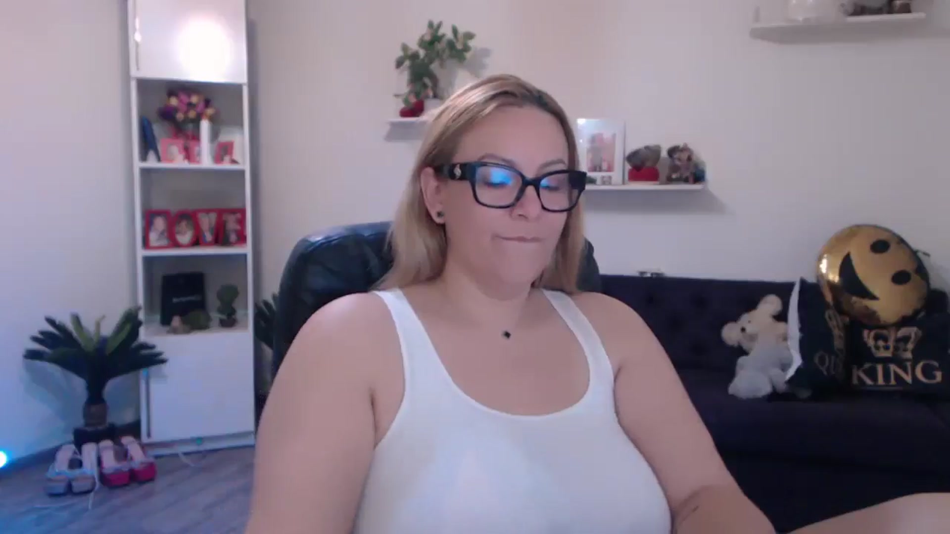 Gallery image thumbnail from A_baby_Boo's myfreecams stream on, 03/10/2025, 10:41 image 4 of 20