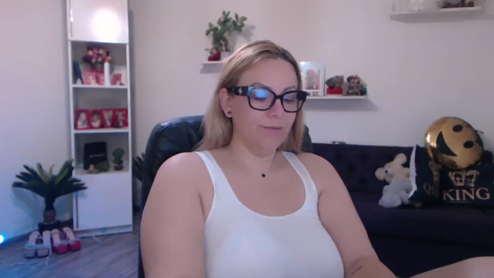 Gallery image thumbnail from A_baby_Boo's myfreecams stream on, 03/10/2025, 10:41 image 6 of 20