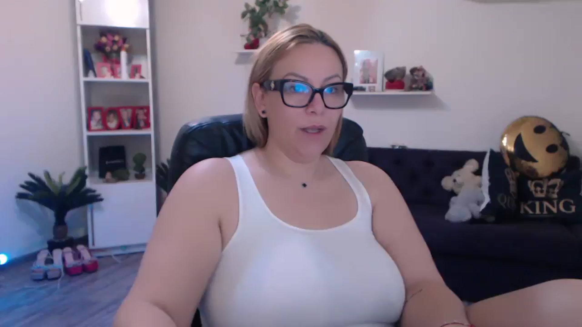 Gallery image thumbnail from A_baby_Boo's myfreecams stream on, 03/10/2025, 10:41 image 9 of 20