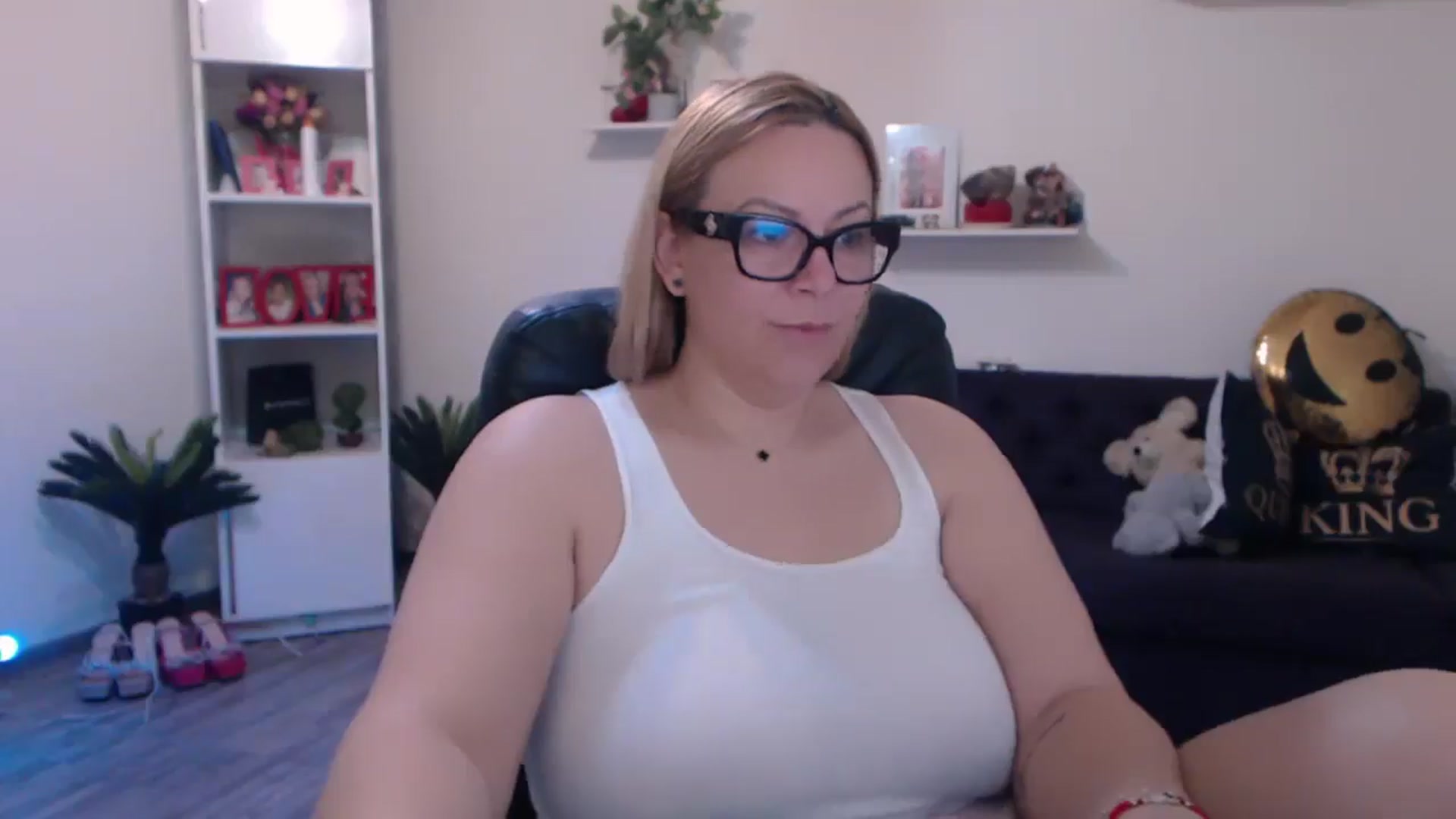 Gallery image thumbnail from A_baby_Boo's myfreecams stream on, 03/10/2025, 10:41 image 18 of 20