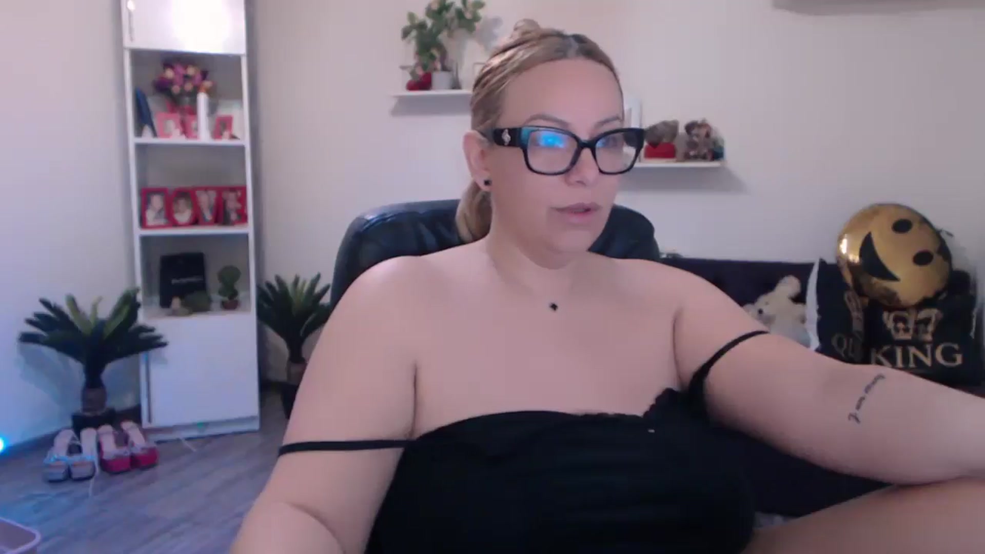 Gallery image thumbnail from A_baby_Boo's myfreecams stream on, 03/12/2025, 09:10 image 17 of 20